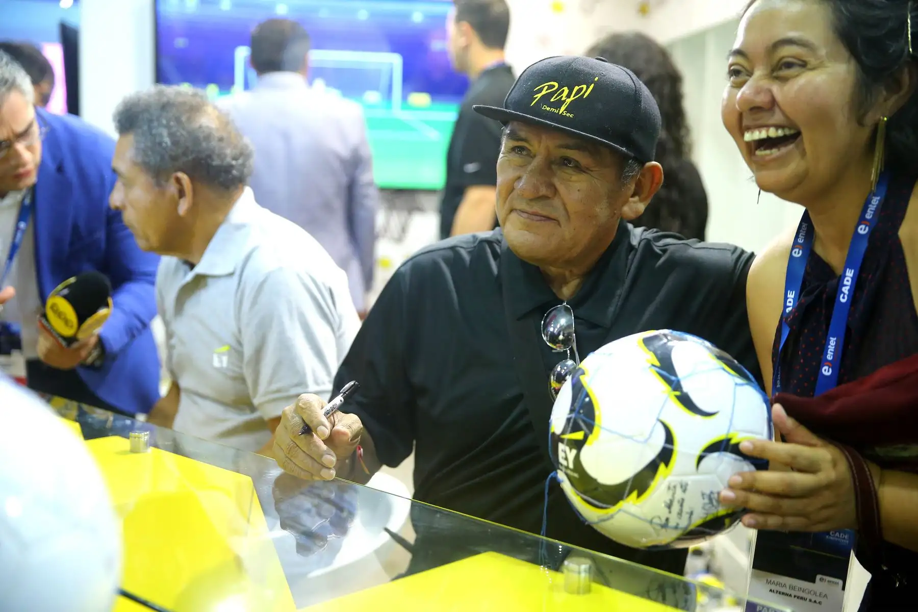 ICA,PERÚ-DICIEMBRE 01. Mundialistas Hugo Sotil y Héctor Chumpitaz, firman autógrafos en la CADE 2017. Foto: ANDINA/Luis Iparraguirre
