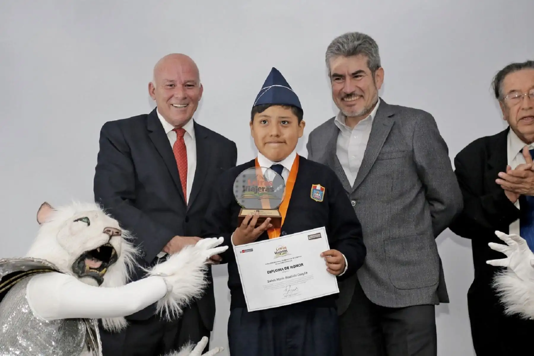 Titular del Mincetur, Eduardo Ferreyros, saludó a Sabas Mario Bautista Cuayla ganador de concurso de cuentos. ANDINA/Difusión