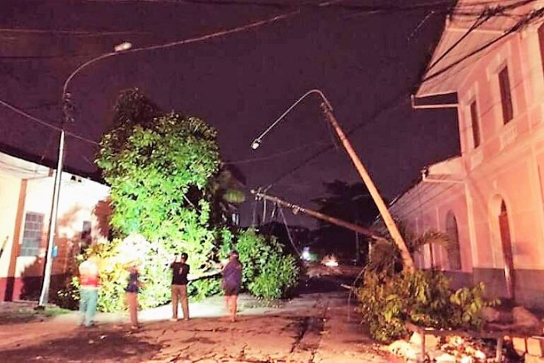 Vientos fuertes causan daños en diez viviendas y postes eléctricos. Foto: Twitter