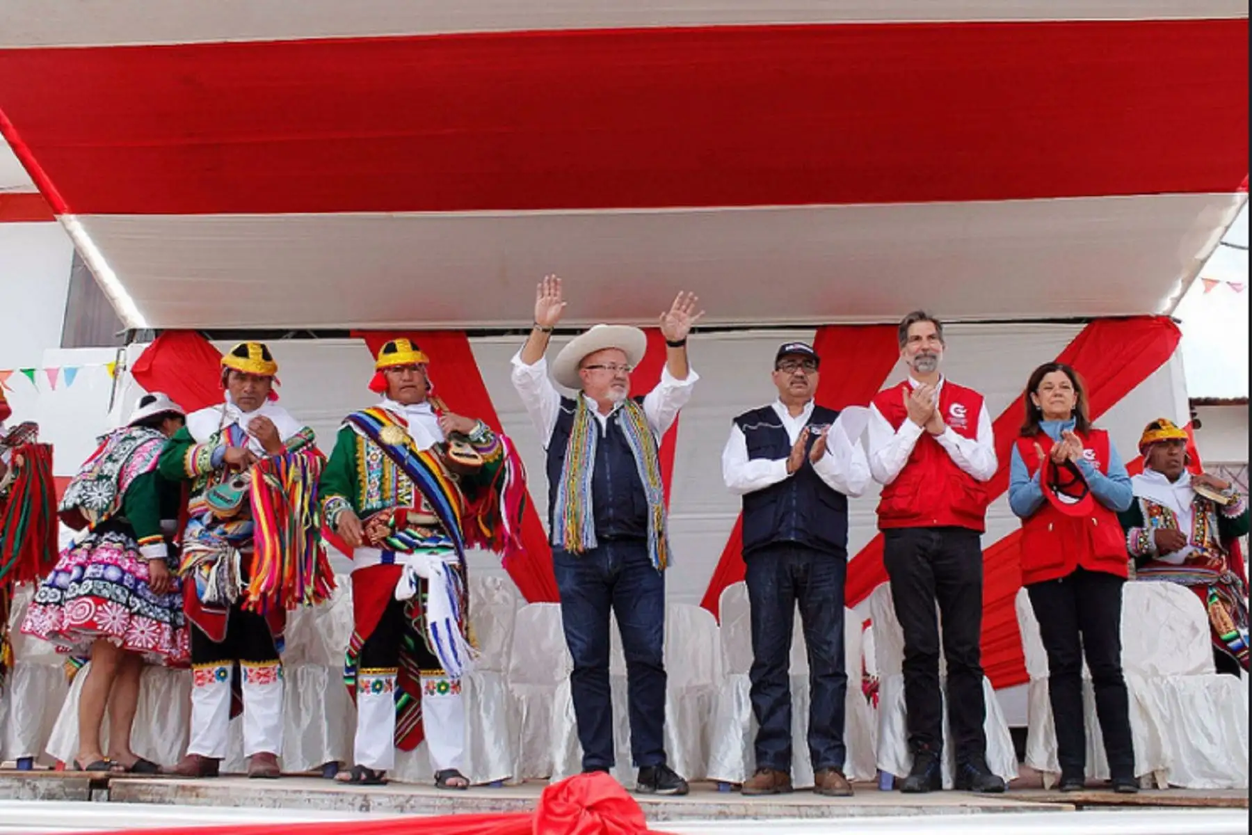 Ministro de Vivienda, Carlos Bruce, inauguró obras de saneamiento en provincia cusqueña de Canas.