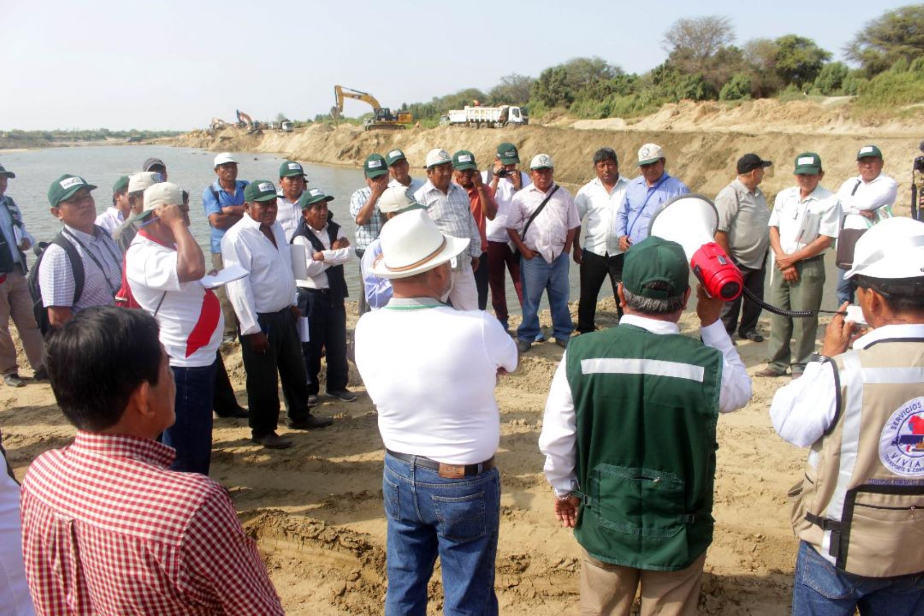 Dirigentes de agricultores de Piura acompañan verificación de descolmatación del río Piura. Foto: Cortesía.