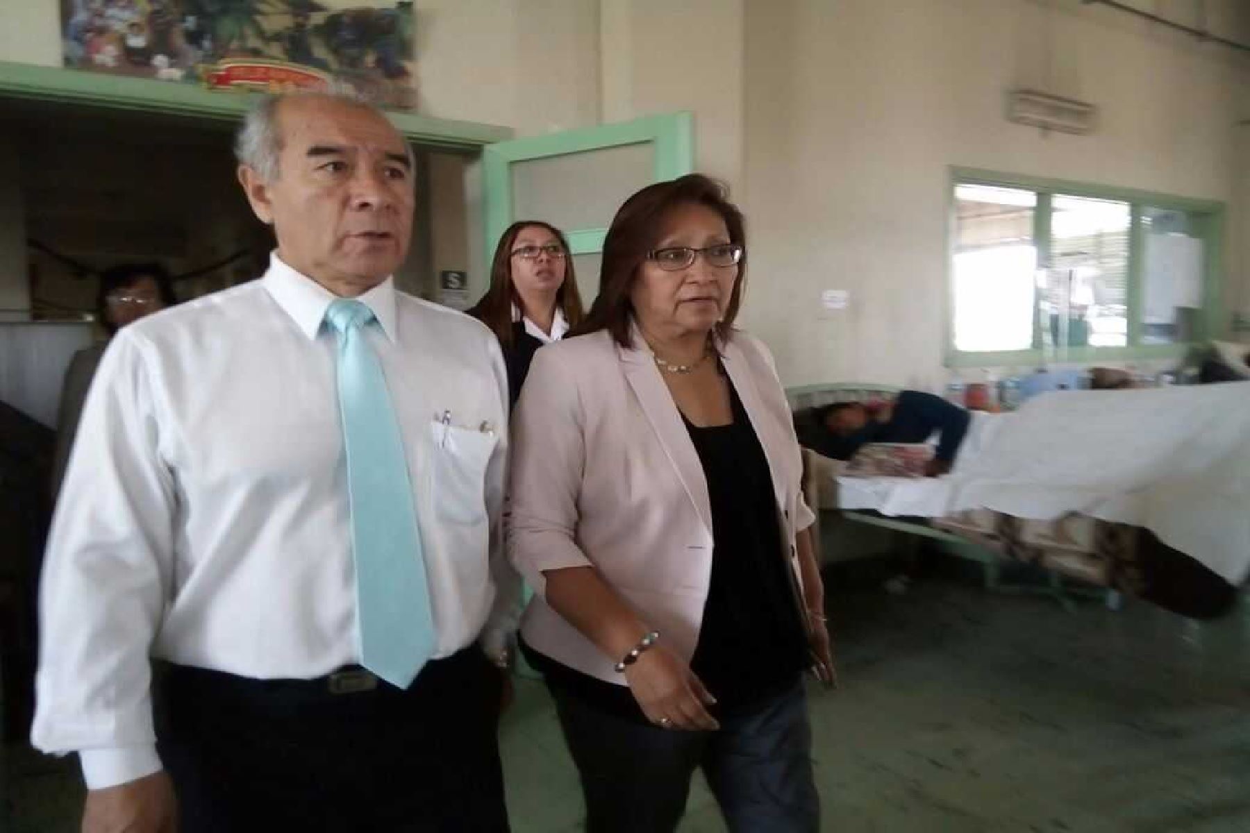 Ministra  María Choquehuanca visitó a Francisca Huamán y Lucero Solís, quienes fueron agredidas por sus parejas en la provincia arequipeña de Camaná.