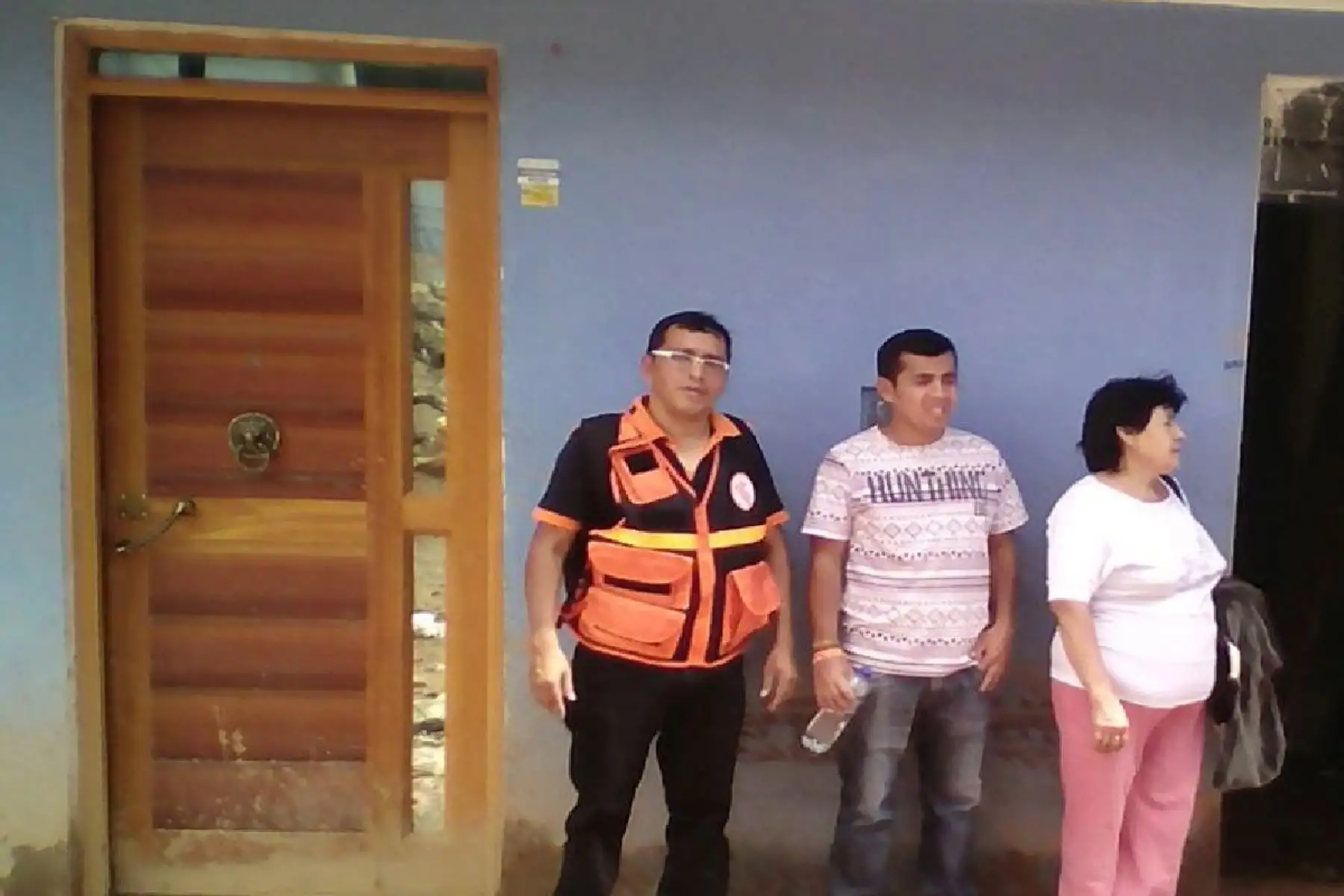 Apoyo conjunto del Ejército, Policía Nacional y pobladores para limpiar viviendas inundadas.