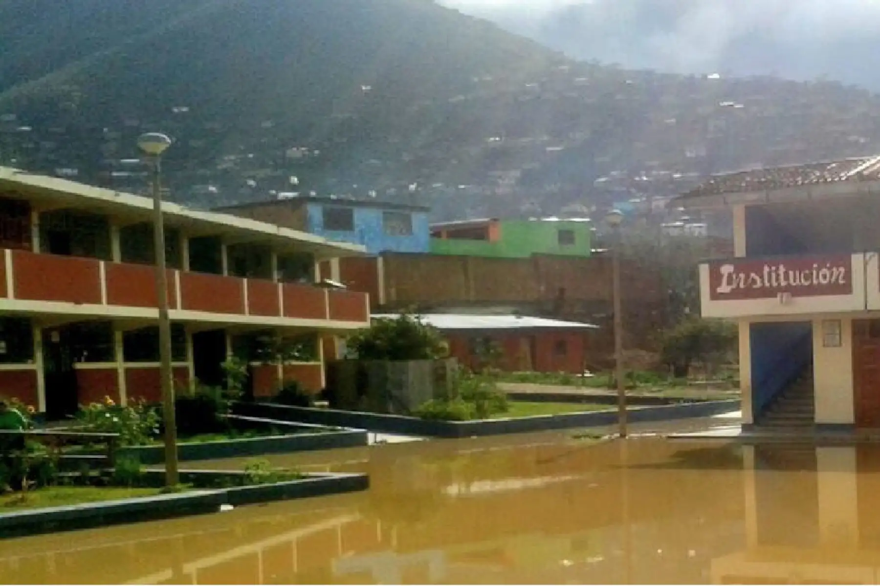 Habilitaron aulas del Colegio Rómulo Soto del sector uno San Luis del distrito de Amarilis, que quedó inundado.