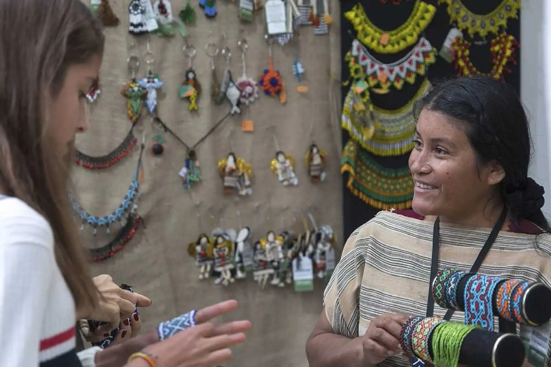 Artesanas de las comunidades nativas Yine y Matsiguenka exponen sus productos en Lima.