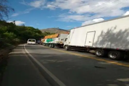 vía habilitada parcialmente se ubica en el kilómetro 222+950 de la Red Vial Nacional PE 3N,