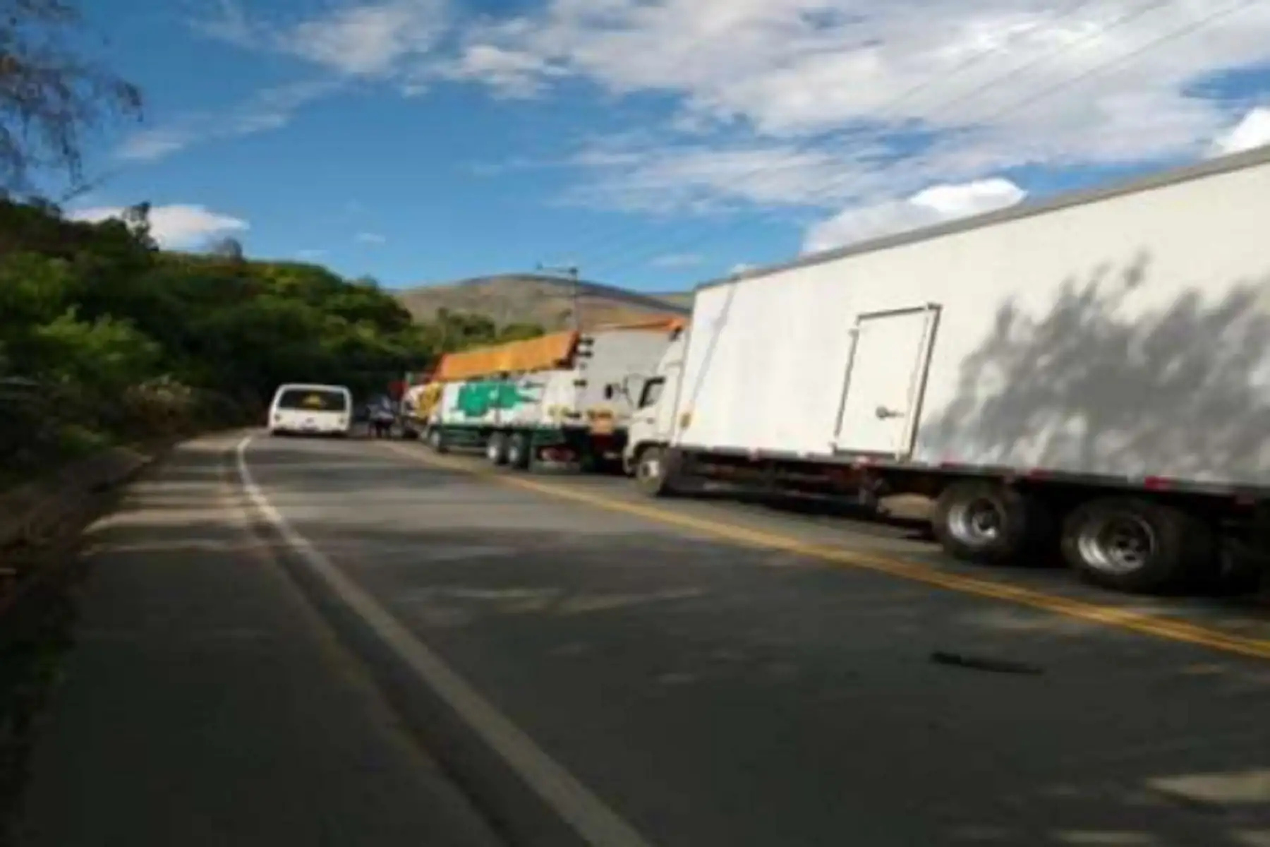 vía habilitada parcialmente se ubica en el kilómetro 222+950 de la Red Vial Nacional PE 3N,