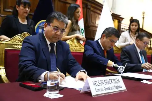 Contralor Nelso Shack y presidente del Congreso, Luis Galarreta.
