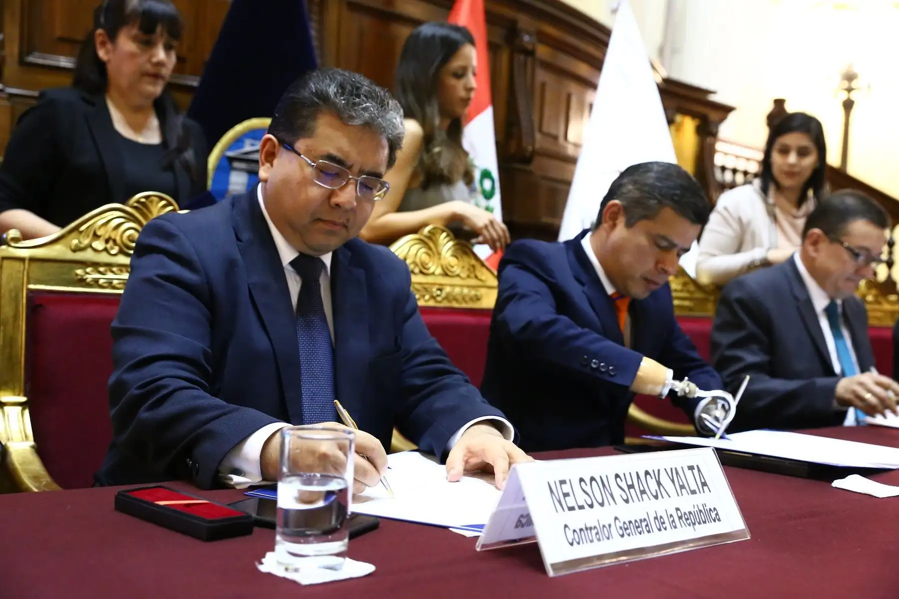 Contralor Nelso Shack y presidente del Congreso, Luis Galarreta.