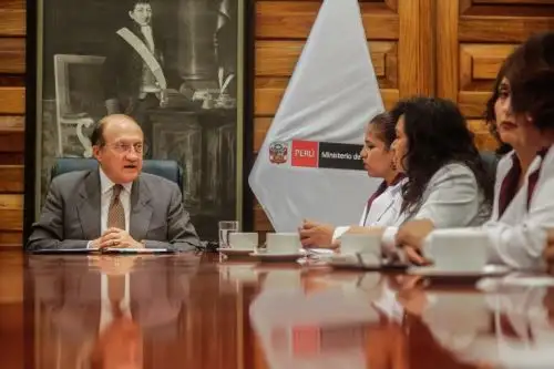 Obstetras levantan huelga tras llegar un acuerdo con el Ministerio de Salud.