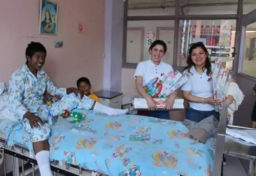 Niños el INSN Breña recibieron presentes navideños de Comité de Damas del Congreso de la República. Foto: Andina/Difusión