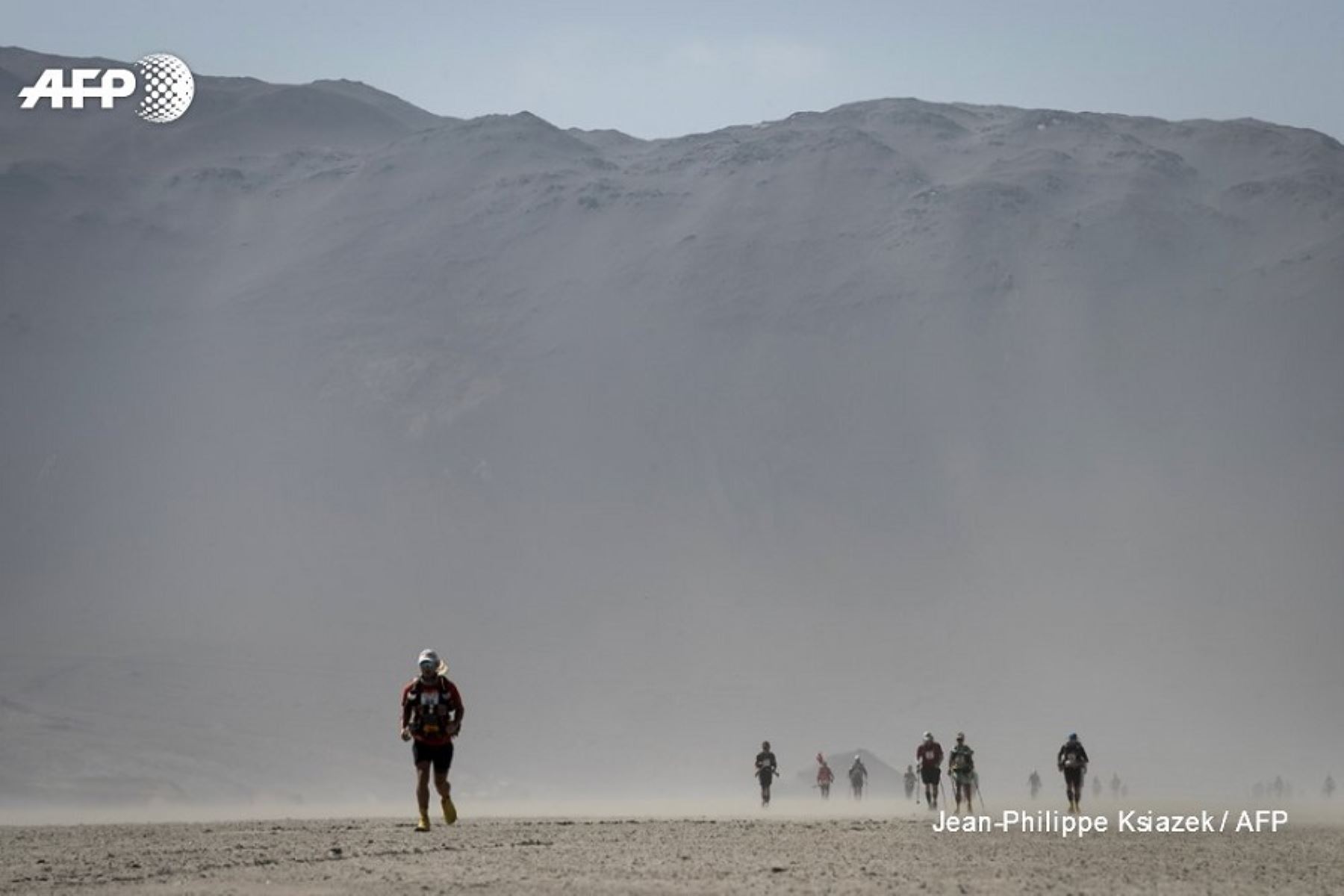 Peruanos destacan en la Maratón de las Arenas en desierto de Ica. AFP
