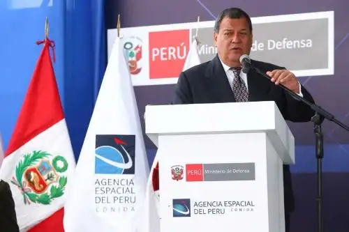 Ministro de Defensa destaca los usos del satélite PerúSat en diversos campos.