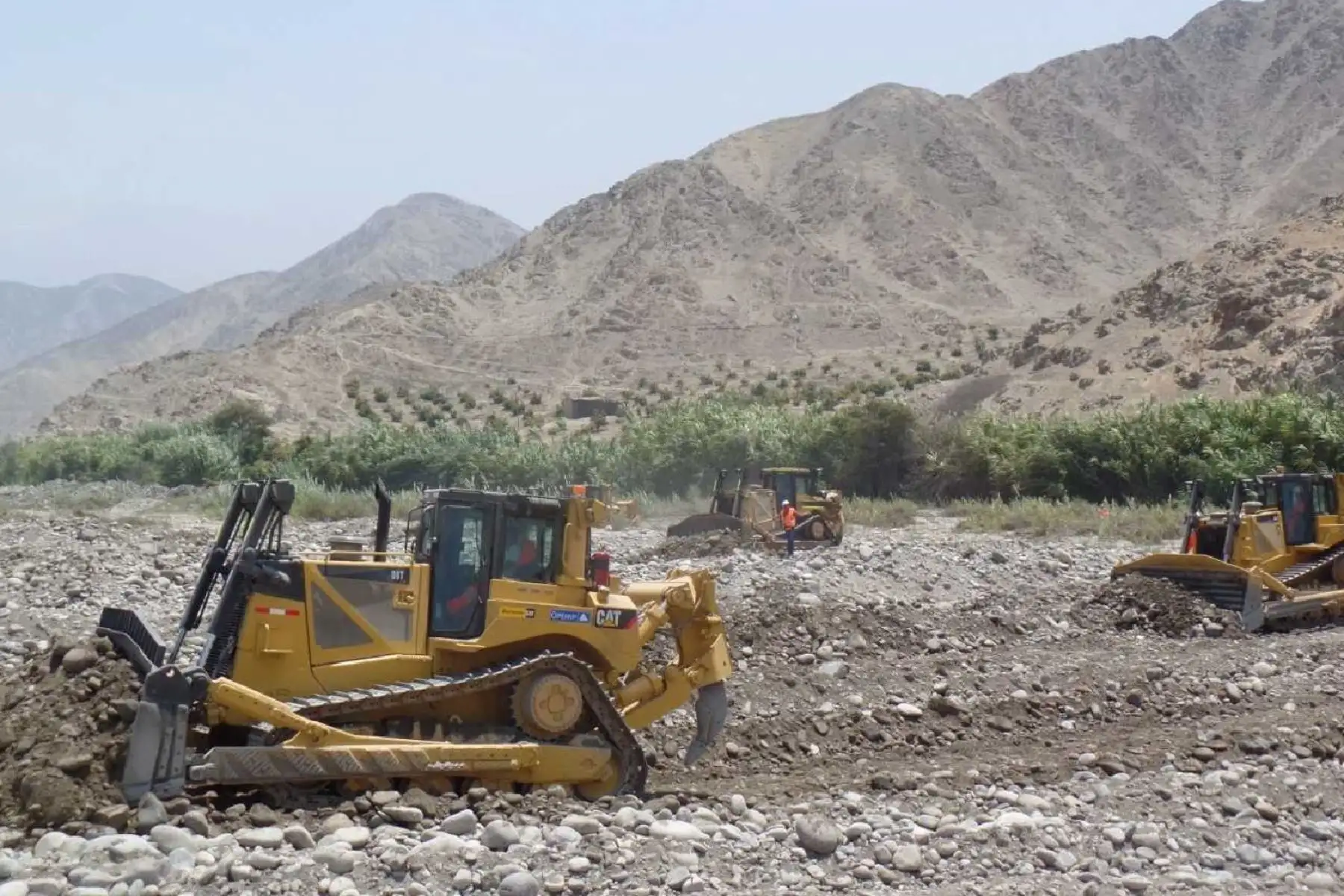 La Contraloría General de la República compartió con el Gobierno Regional de Lima diversas situaciones adversas identificadas en el servicio de alquiler de tractores oruga para la limpieza y descolmatación del cauce del río Huaura, que se realiza en el marco de las tareas de prevención de la Reconstrucción con Cambios con una inversión de 15 millones 130,878.60 soles. ANDINA/Difusión