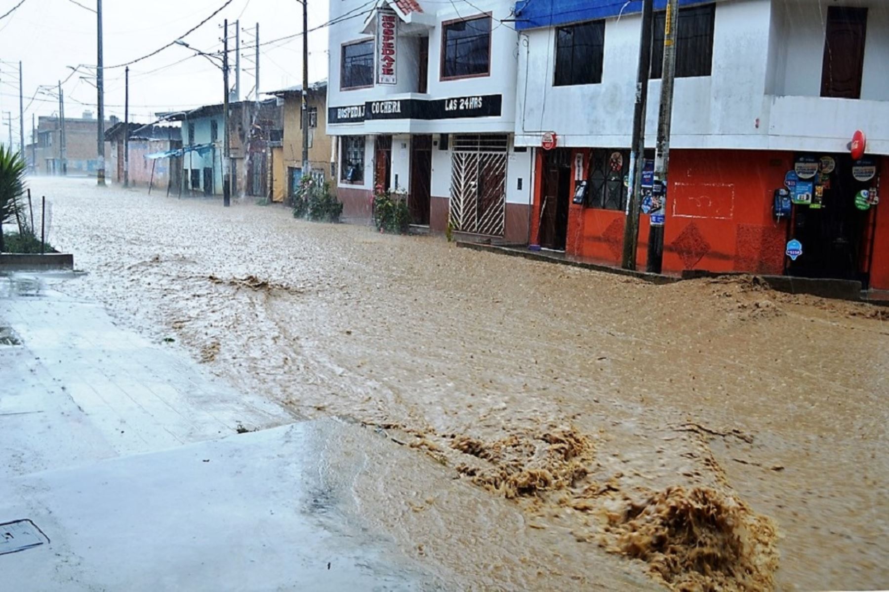 Lluvia torrencial y granizo inundan calles de la ciudad de Cajamarca. ANDINA/Eduard Lozano
