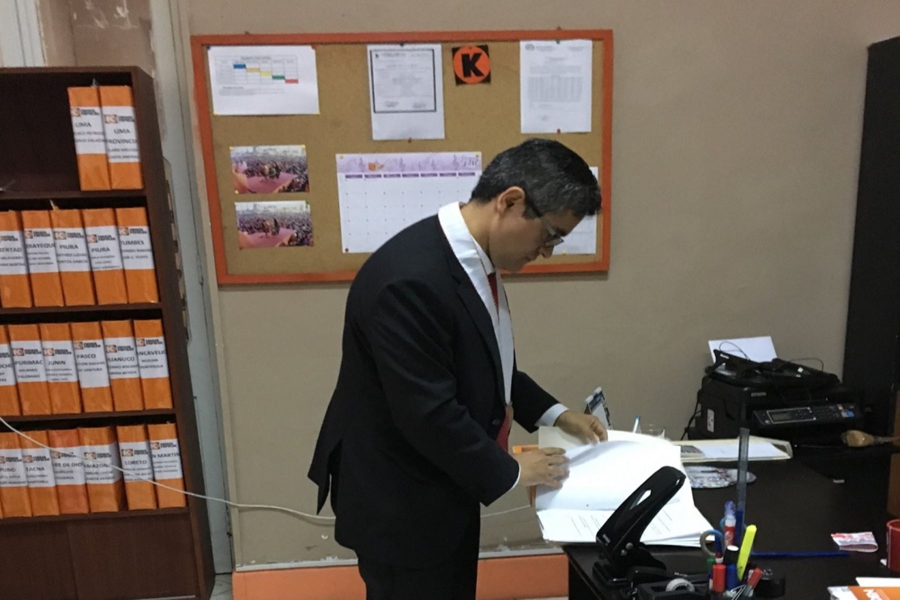 Fiscal Juan Domingo Pérez, encargado de la investigación a Fuerza Popular, revisa documentación en local partidario de Paseo Colón. Foto: Cortesía.