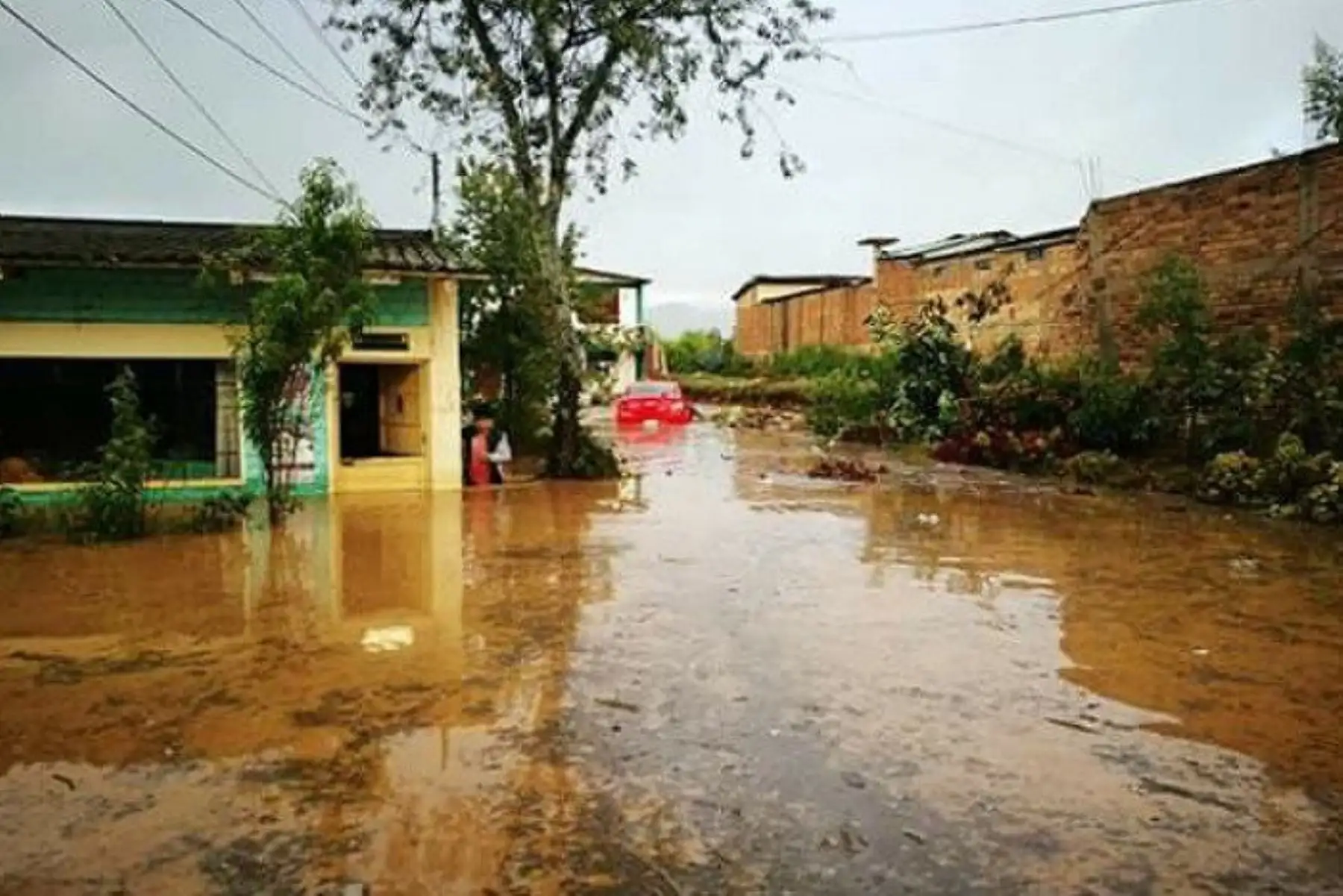 Al menos 100 viviendas afectadas por las lluvias torrenciales en Cajamarca. Foto: Twitter/COEN