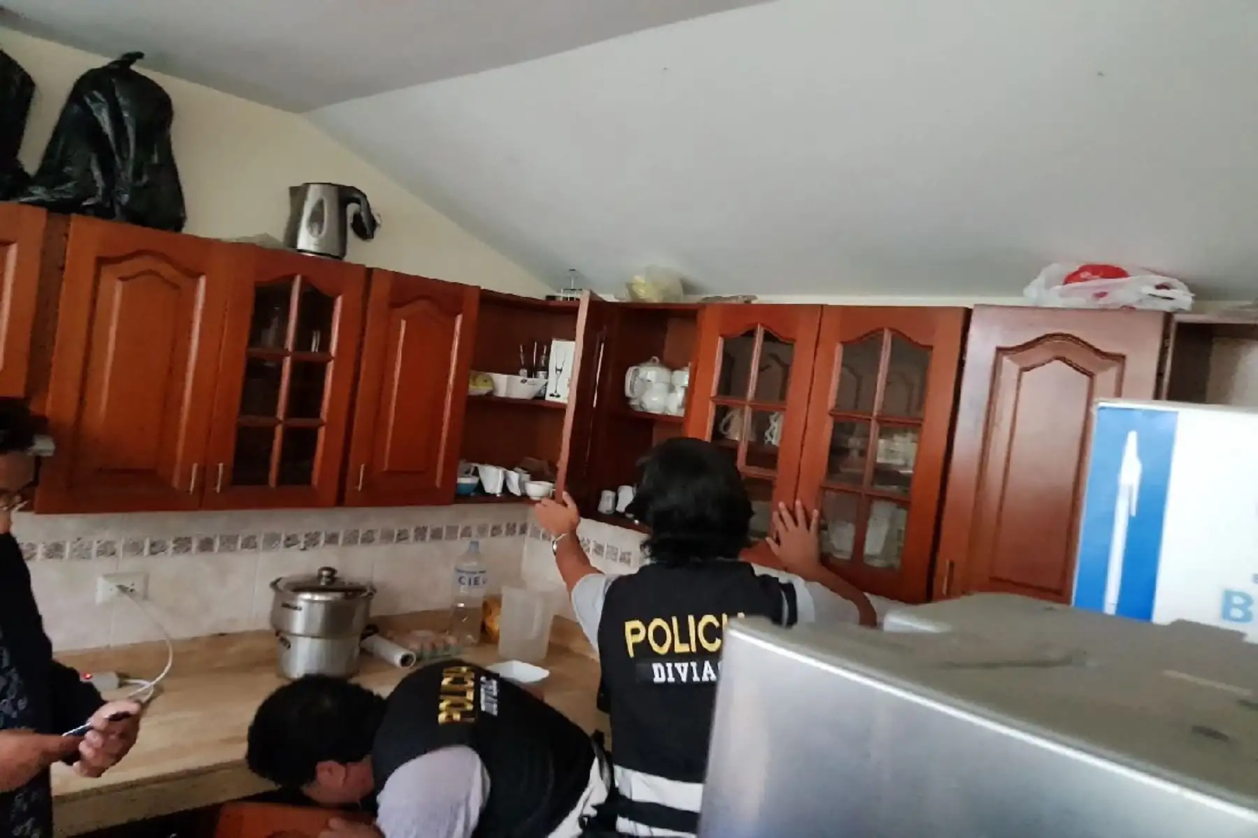 Fiscales realizan allanamiento en local de Fuerza Popular. Foto: Twitter de congresista Alejandra Aramayo.