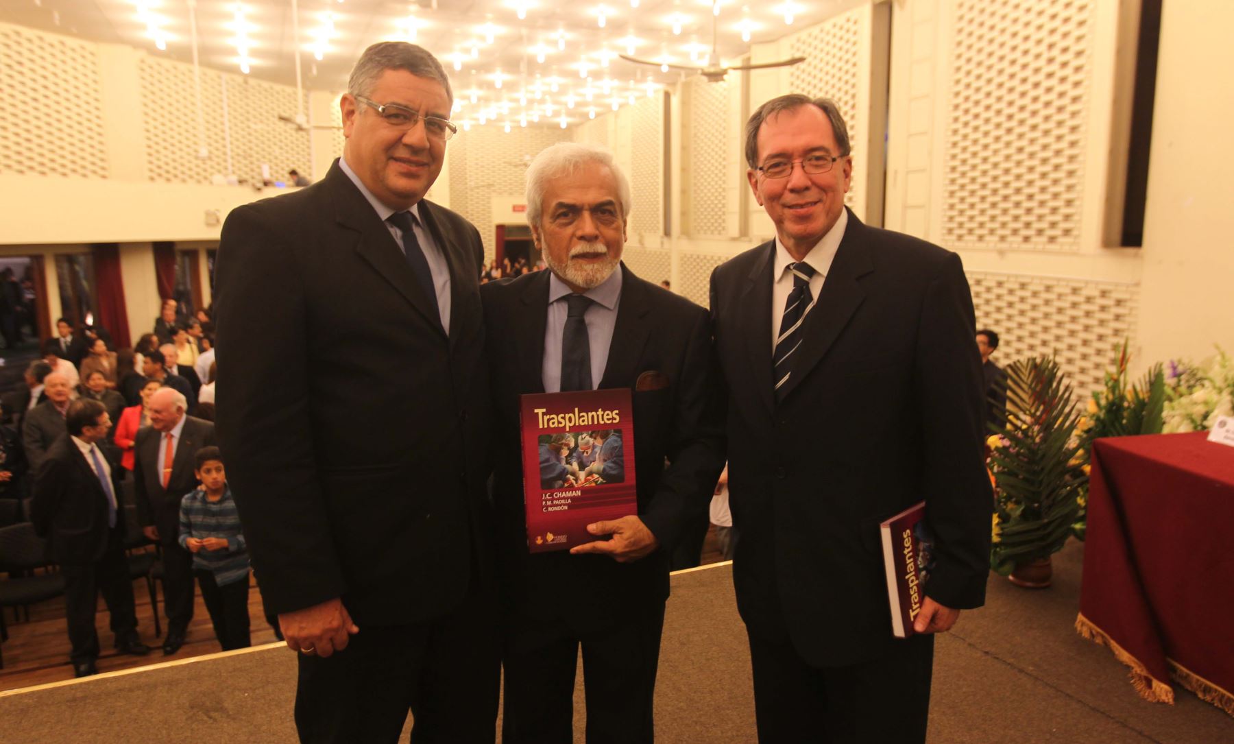 Presidente de EsSalud asistió a presentación de libro. Foto: Difusión