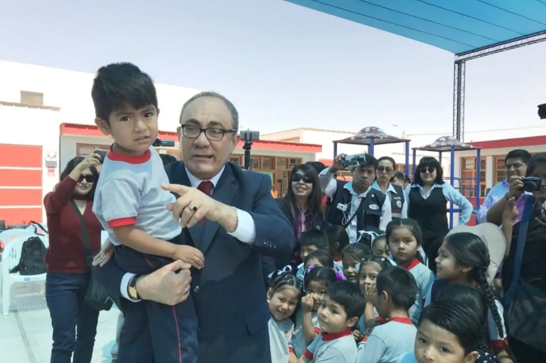 Inversión también priorizará los colegios ubicados en distritos rurales con niveles de pobreza mayores al 50%.