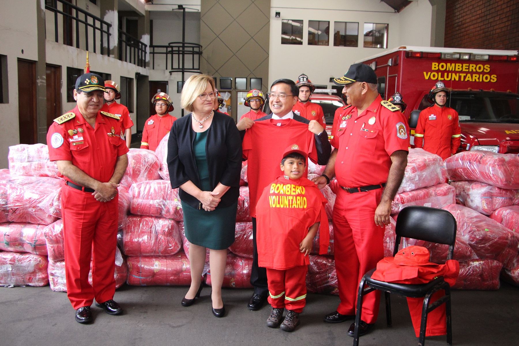 Embajador de China, Jia Guide, y prima dama Nancy Lange en la entrega de donación de materiales de bomberos.