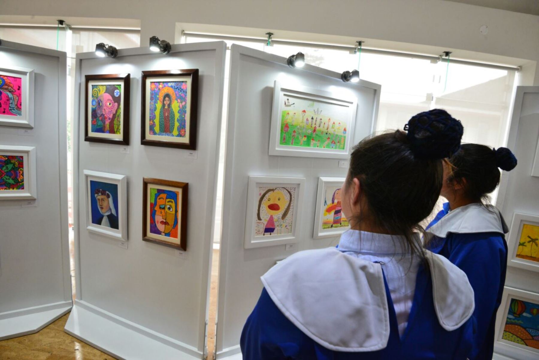 Niños y niñas del Inabif exponen sus obras de arte en local institucional.