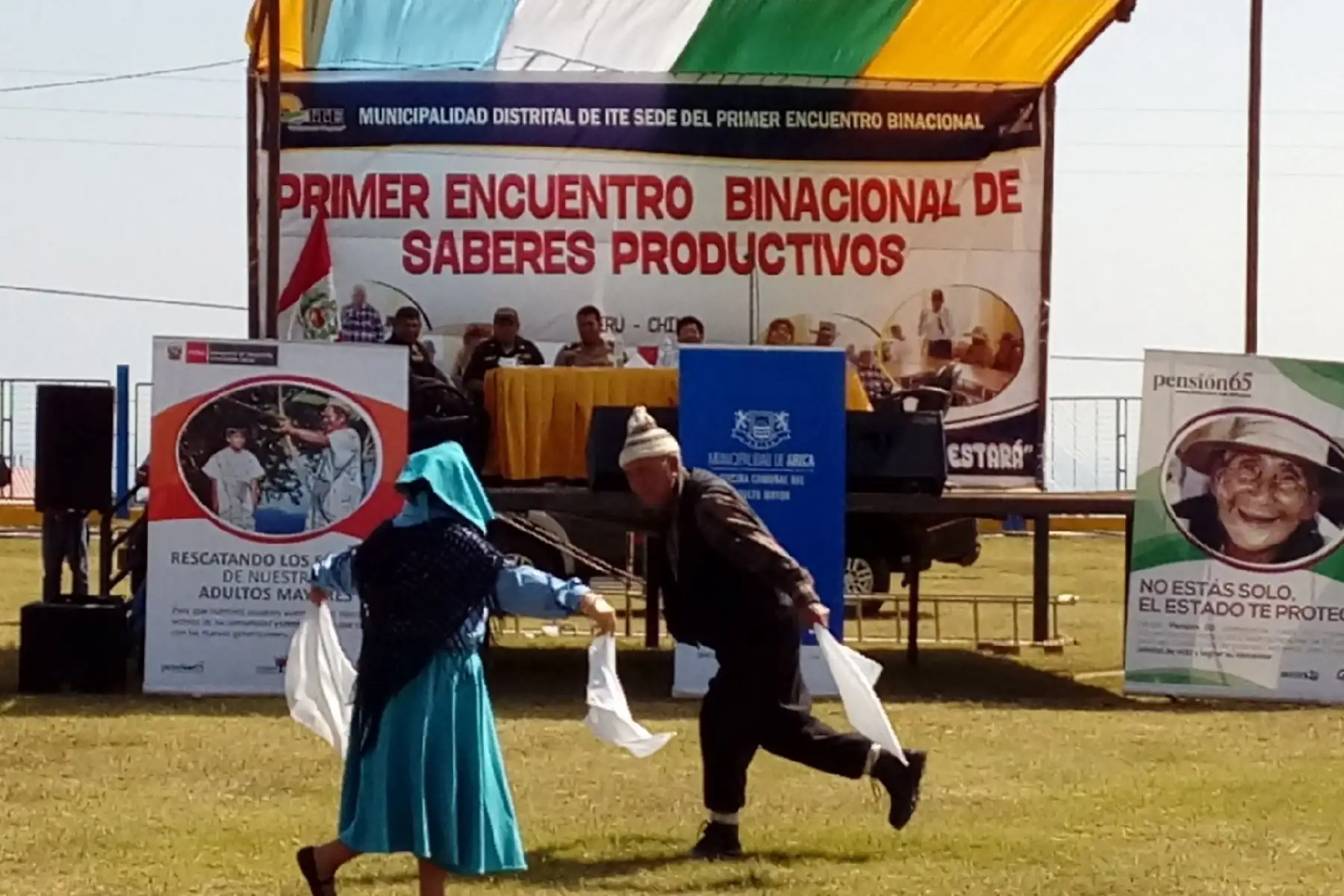 Diversos saberes como la gastronomía, artesanía, canto, tejidos, entre otros, compartirán los usuarios del Programa Nacional de Asistencia Solidaria-Pensión 65, con sus pares de Ecuador durante el IV Encuentro Binacional de Saberes Productivos, que se realizará mañana jueves en la Plaza de Armas de Zarumilla, región Tumbes. ANDINA/Difusión