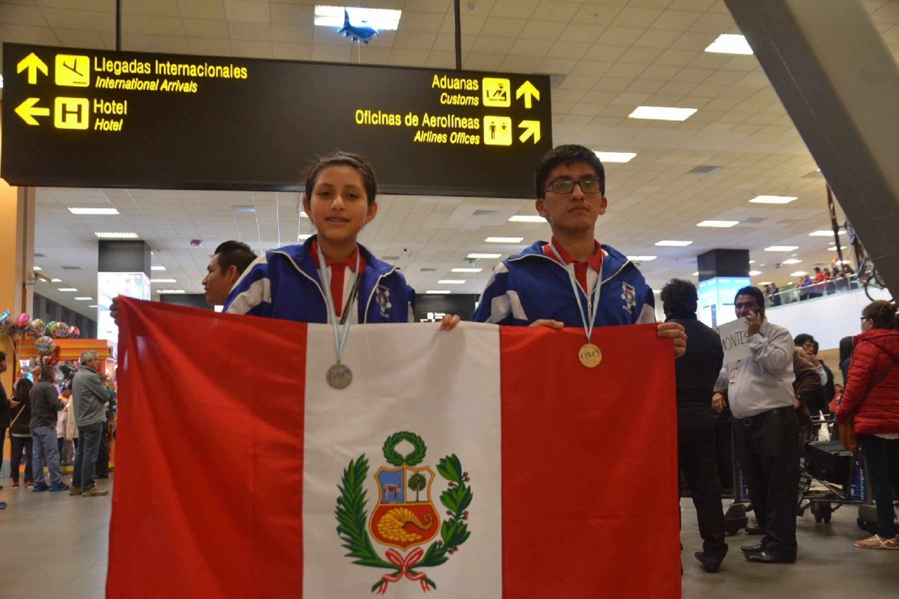 Escolares peruanos ganan medalla de oro y plata en concurso de matemática.