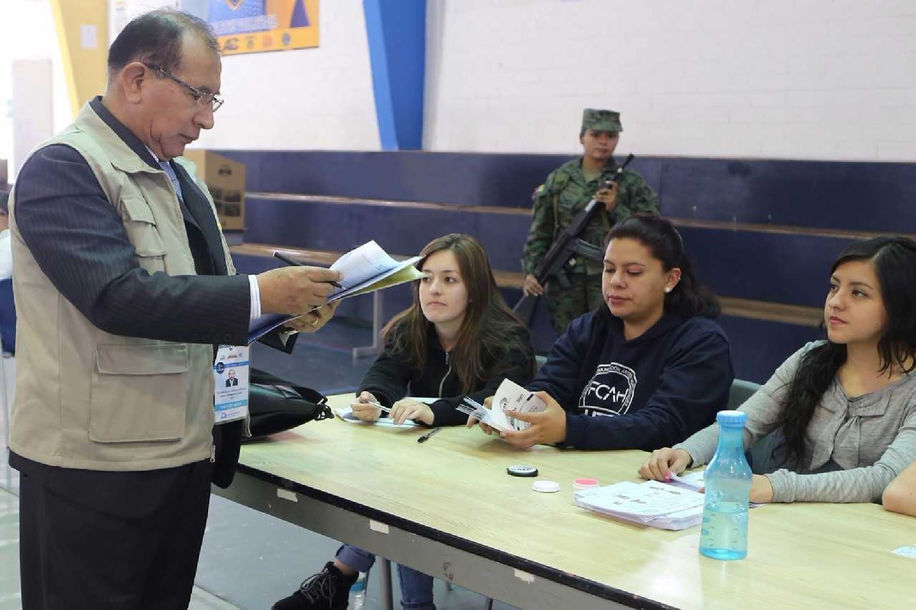 Presidente del JNE, Víctor Ticona Postigo, supervisa el desarrollo de las Elecciones Municipales en La Yarada Los Palos (Tacna).