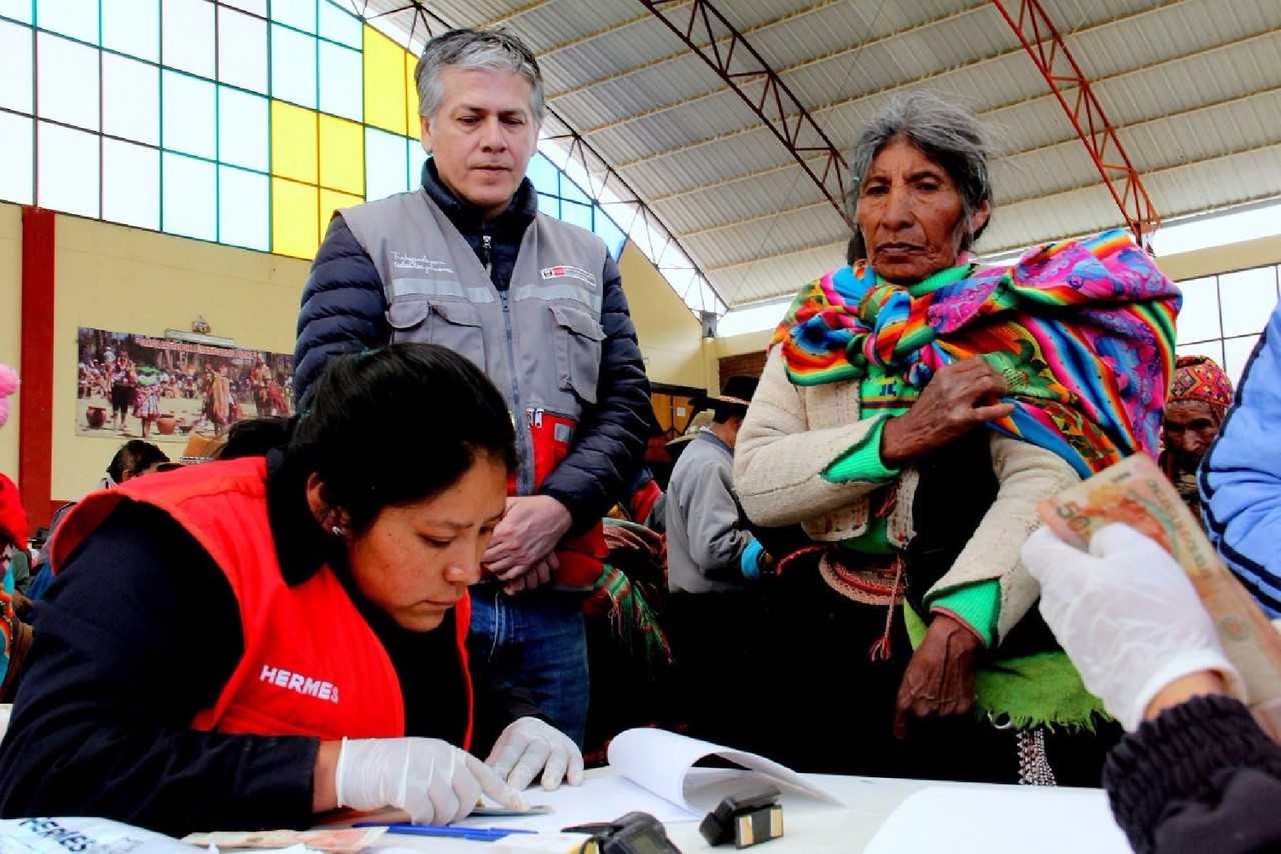 Director ejecutivo del Pensión 65, Yuri Muñoz, supervisó los puntos de pago situados en diversos distritos del departamento de Cusco..ANDINA/Difusión