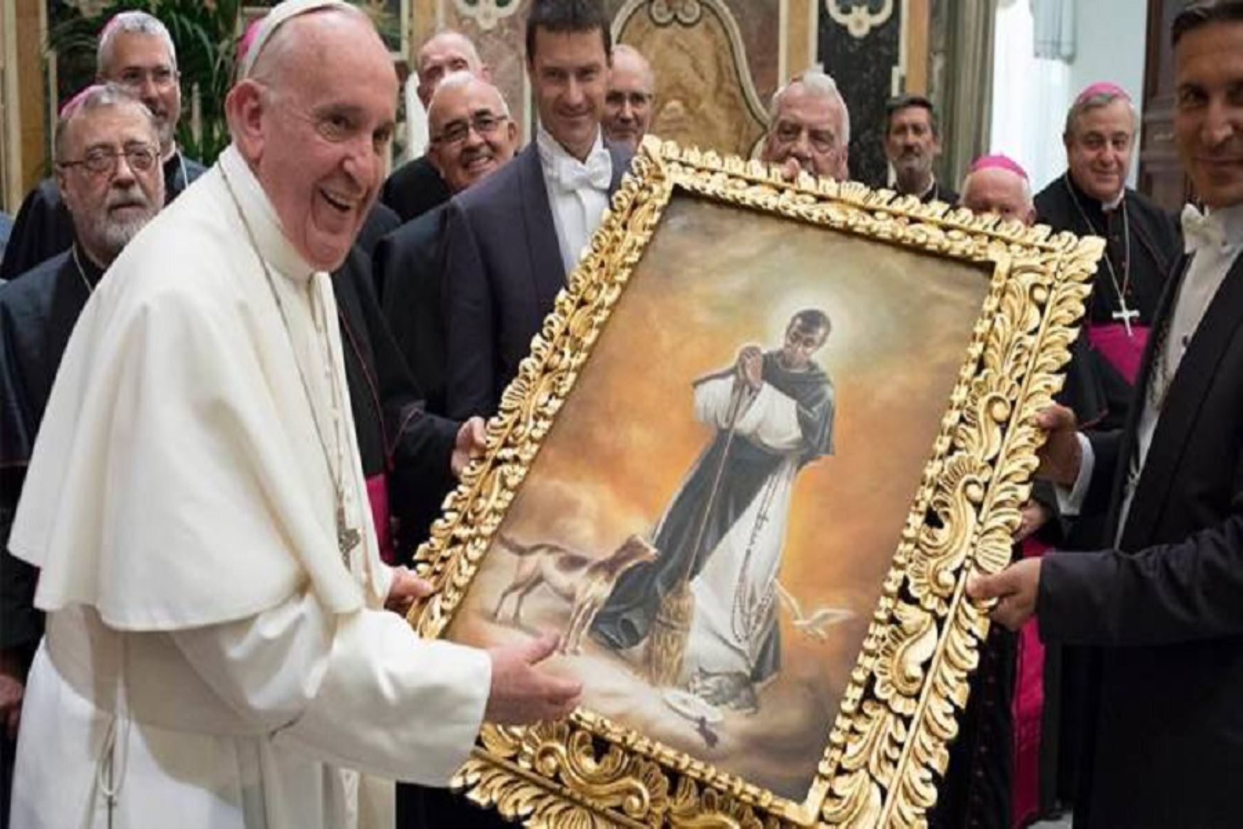 Papa Francisco recibe imagen de San Martín de Porras.