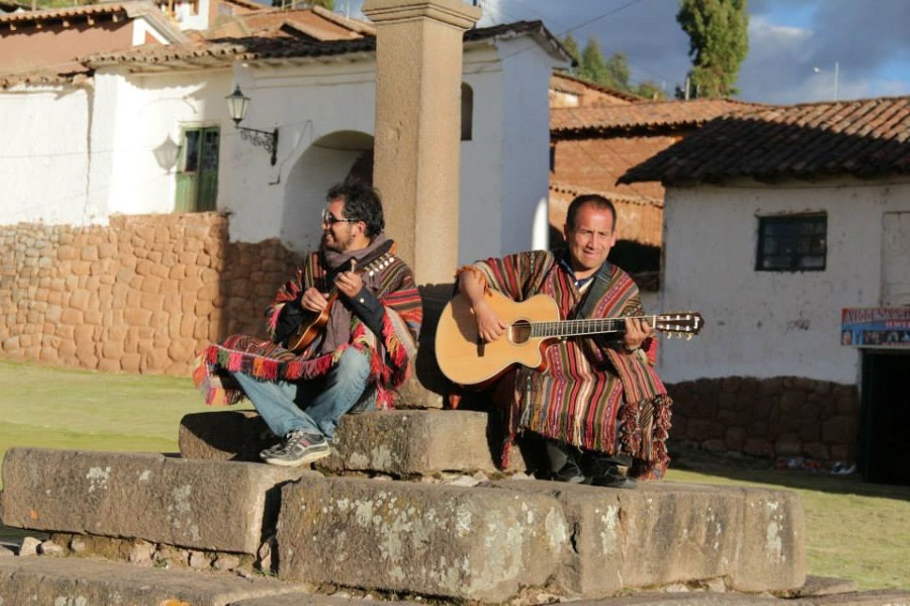 Los músicos cusqueños Pedro Gutiérrez y Willy Farfán compusieron una canción dedicada al Papa Francisco.  ANDINA