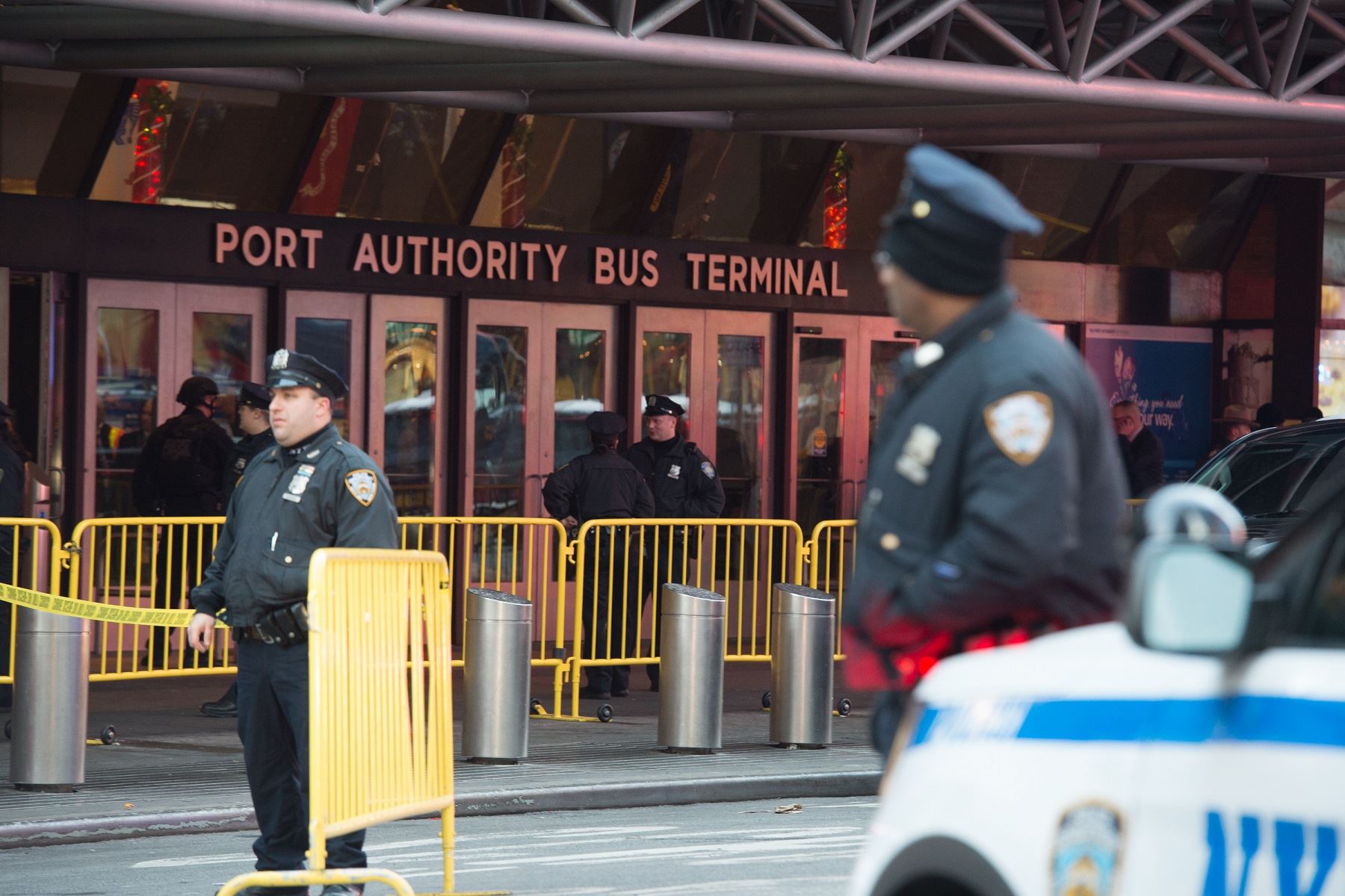 Policía de Nueva York custodia la entrada de la zona donde se produjo la explosión. Foto: AFP.
