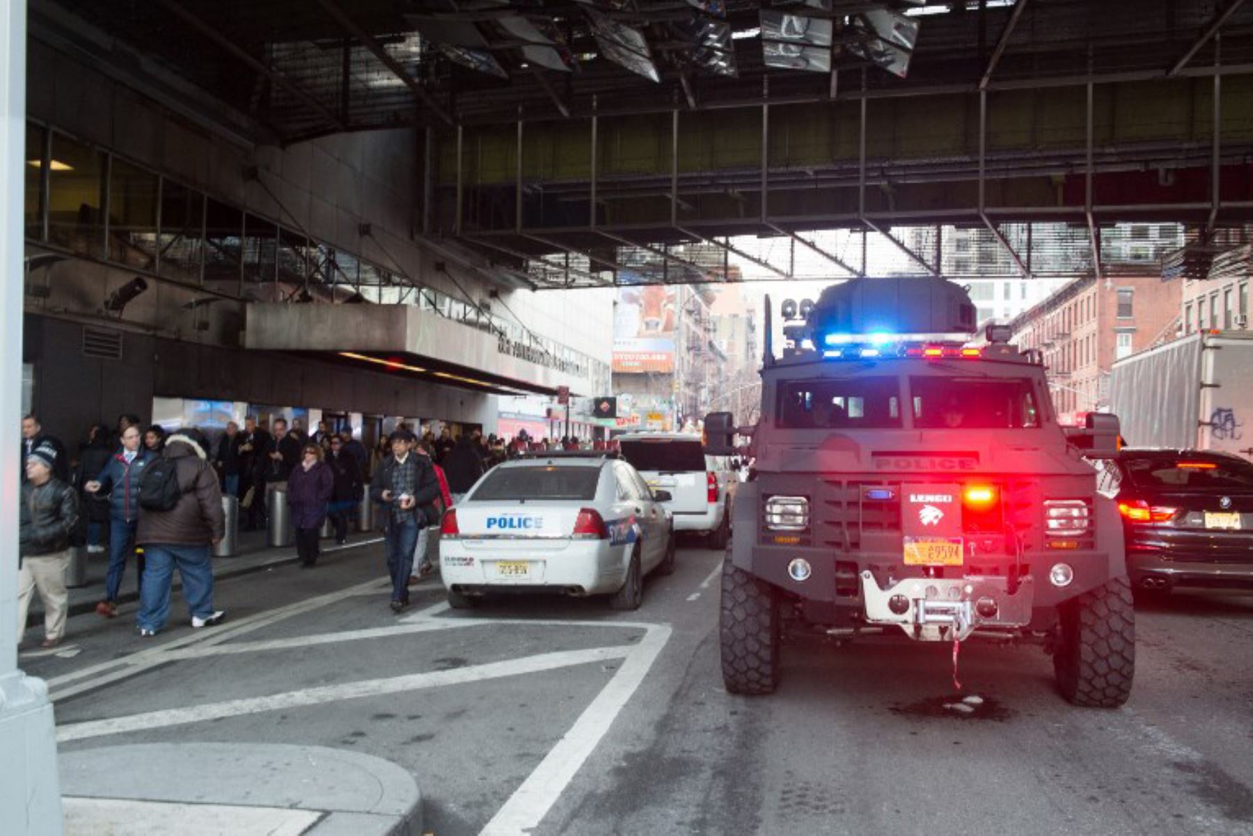 Policía de Nueva York custodia la entrada de la zona donde se produjo la explosión. Foto: AFP.