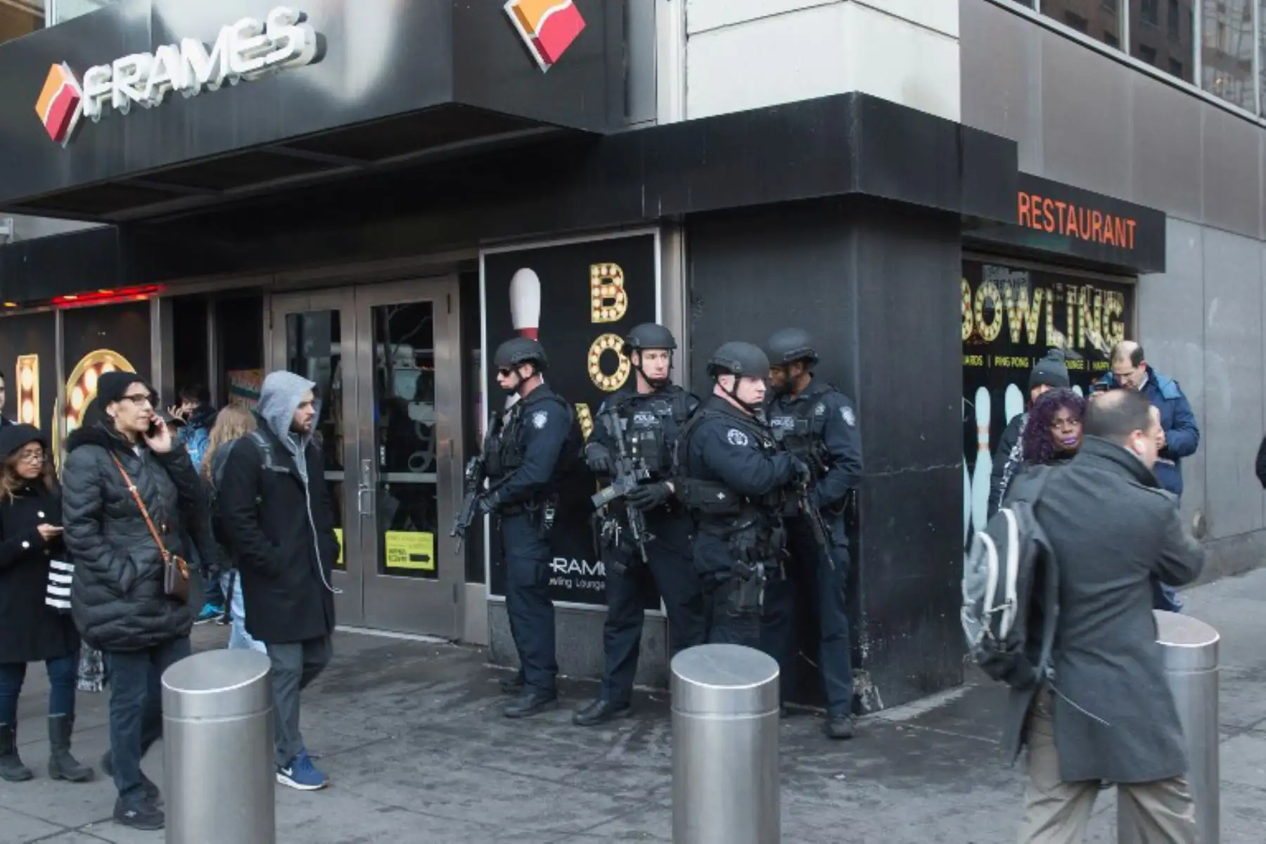 Policía de Nueva York custodia la entrada de la zona donde se produjo la explosión. Foto: AFP.