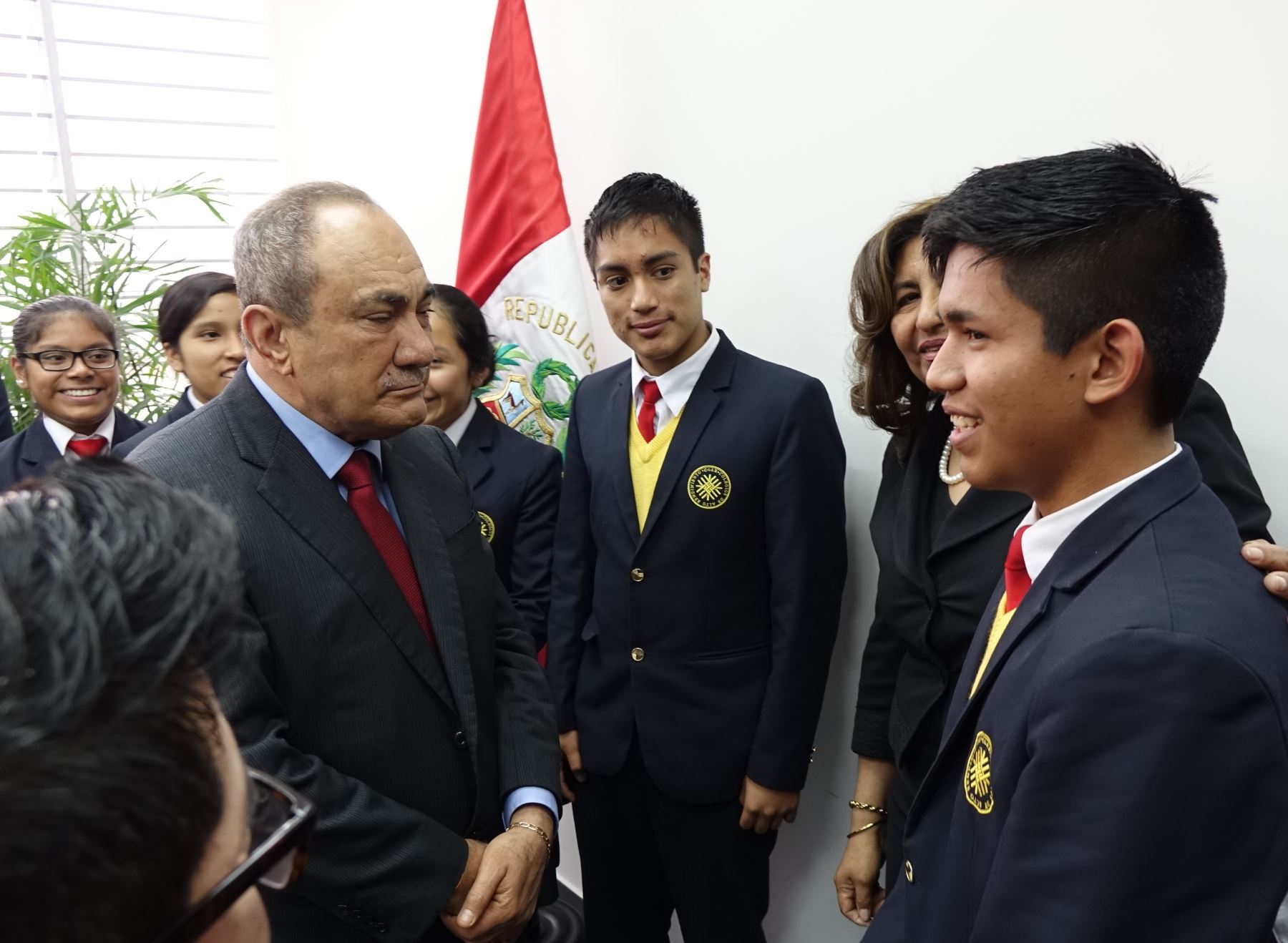 Ministro recibió en sede ministerial a un grupo de estudiantes del COAR. Foto: Difusión