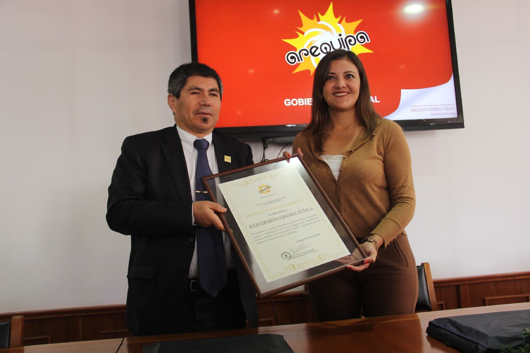 Gobierno Regional de Arequipa entrega distinción a ajedrecista Julio Ernesto Granda. ANDINA