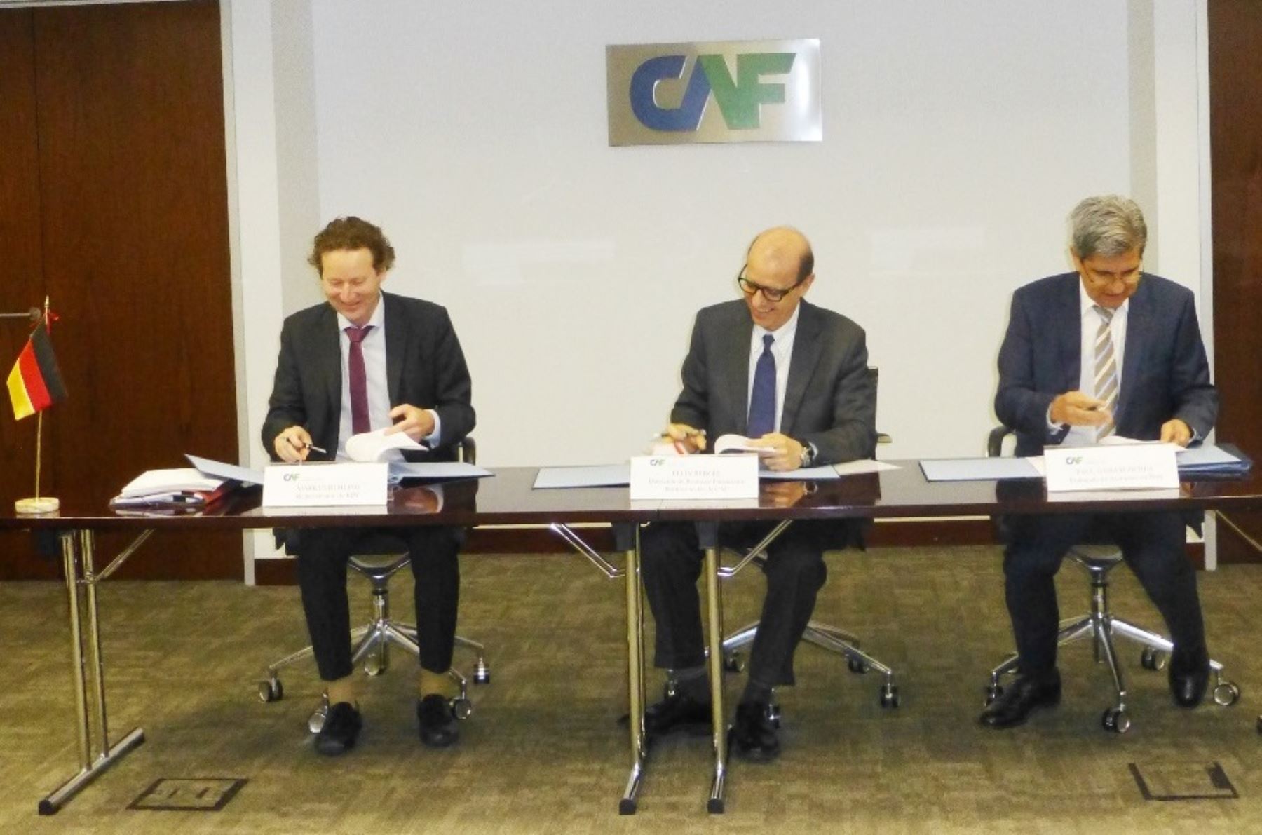Firma del convenio entre CAF y KfW por dos líneas de crédito de US$ 278 millones. Foto: Cortesía.