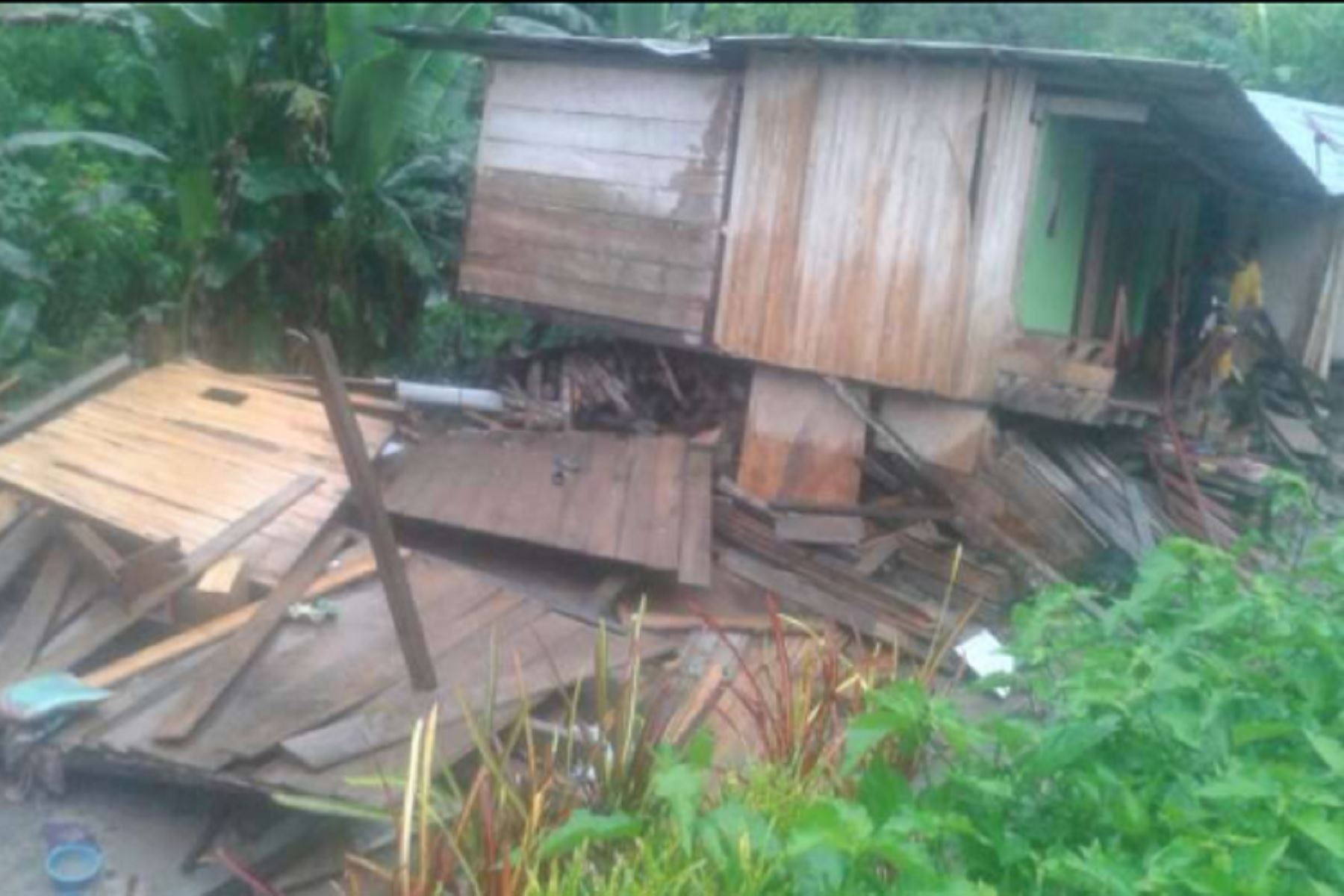 Huánuco: realizan labores de limpieza en viviendas colapsadas por desprendimiento de talud