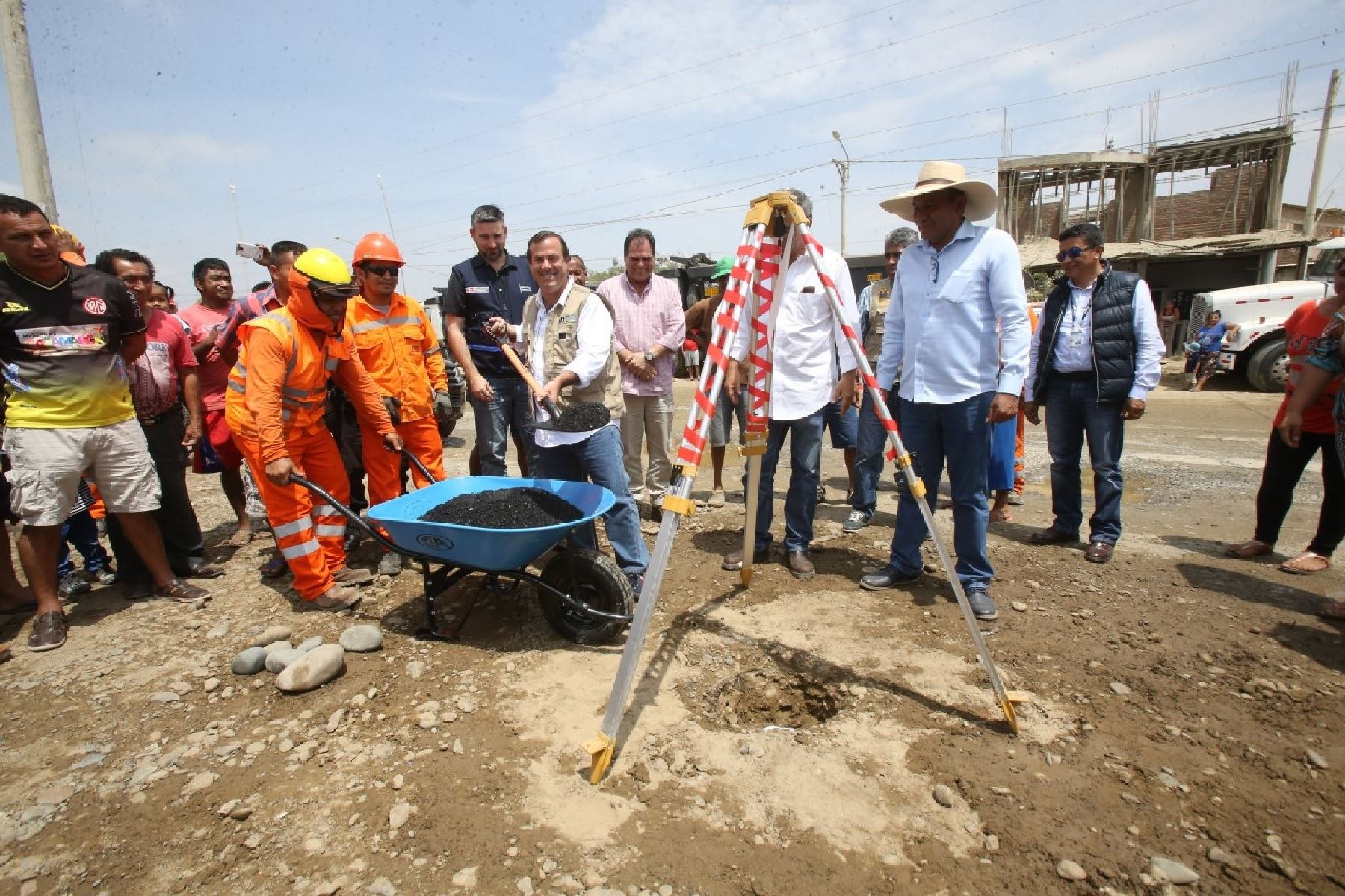 Ministro Giuffra puso primeras piedras de obras  en las carreteras Sullana-Talara y Piura-Catacaos, y la Av. Progreso, que fueron afectadas por el Fenómeno de El Niño Costero.