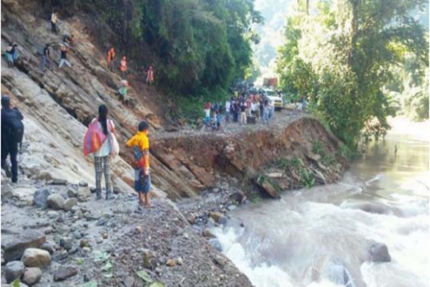 El huaico ocurrió la mañana de ayer en el sector Quebrada La Cerveza Km 95+900 e interrumpió la carretera Fernando Belaunde Terry.
