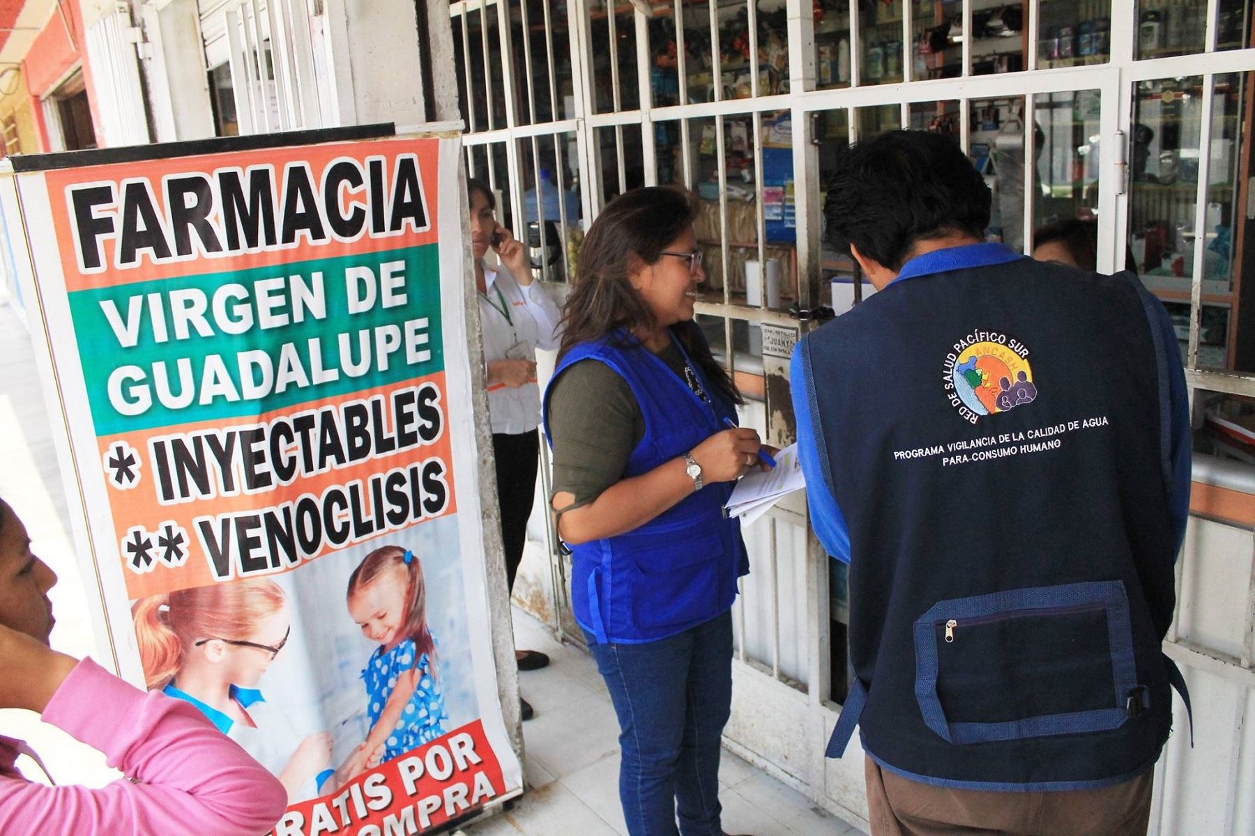 Personal de Salud inspecciona farmacias de Nuevo Chimbote para verificar retiro de fórmula láctea. ANDINA