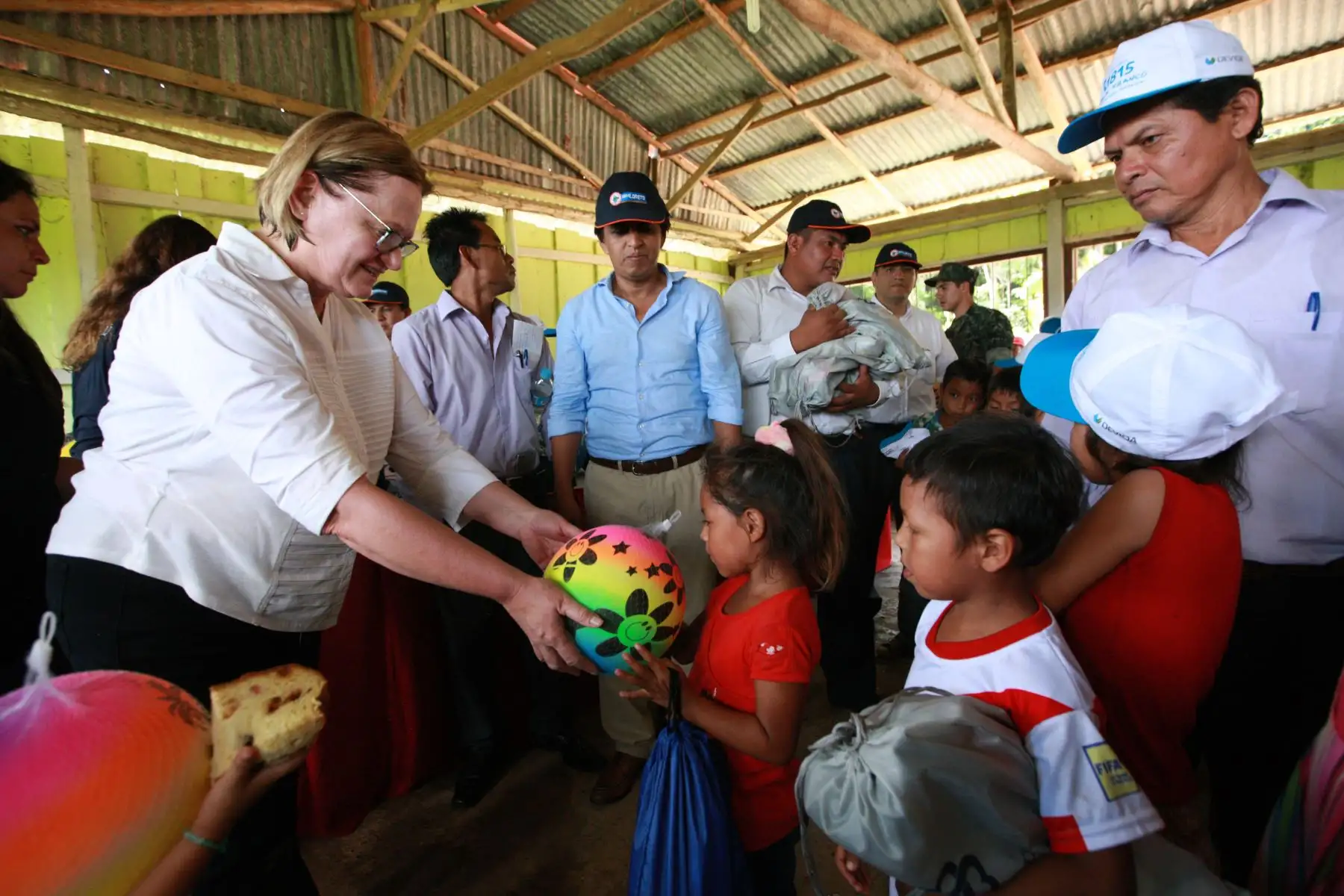 Nancy Lange, esposa del presidente Pedro Pablo Kuczynski, canalizó hoy la entrega de mobiliario, ropa, zapatillas, tanques de agua, implementos de cocina y regalos a dos instituciones educativas de la comunidad de Santa Cruz, en la provincia de Nauta, en Iquitos. Foto: ANDINA/Dante Zegarra