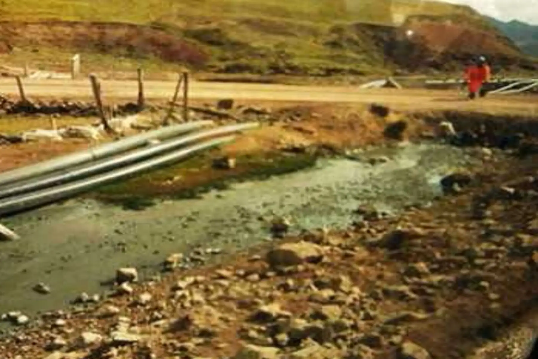 Debido al desborde de relaves mineros de la empresa Pan American SIlver, el afluente por donde pasa el cauce del río San José Negro y varias hectáreas de terrenos pastizales se han visto afectados, denunciaron los comuneros.