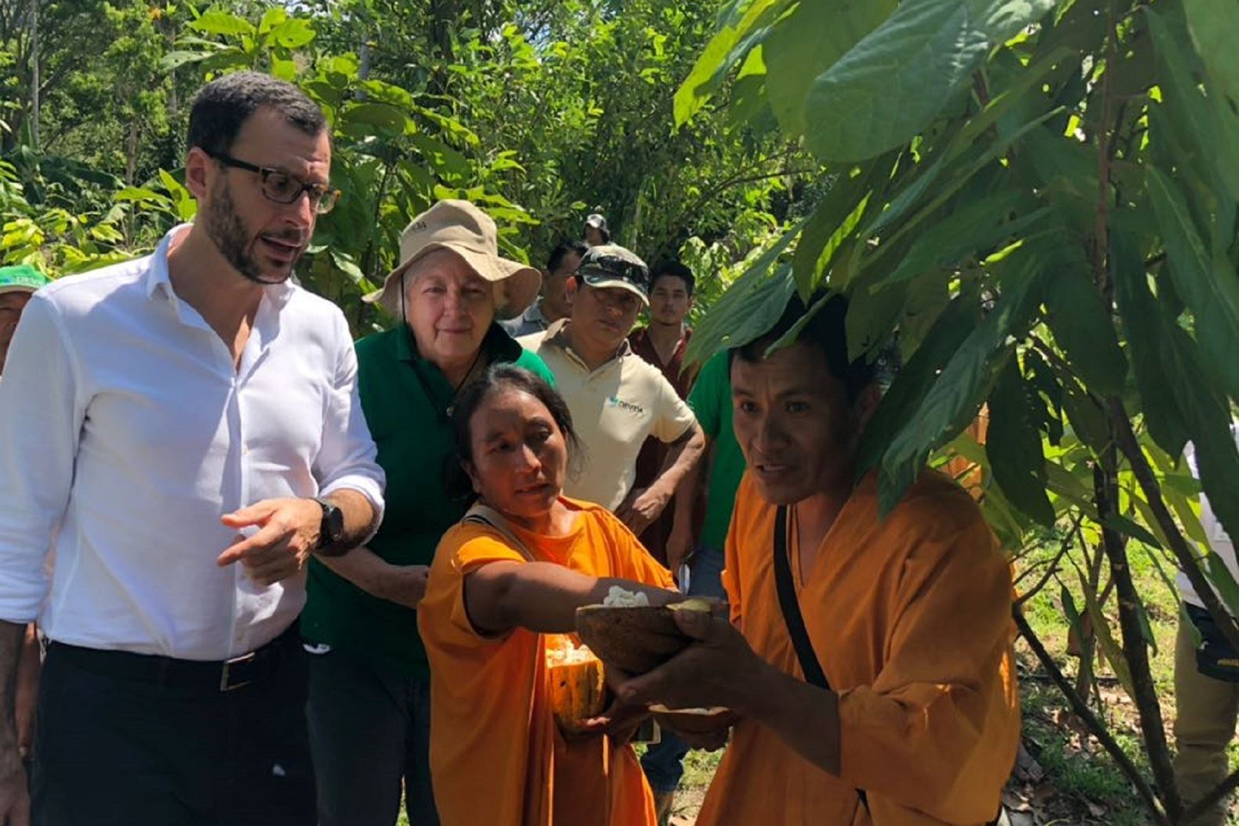 Embajador de la UE, Diego Mellado, visita comunidades nativas que cultivan cacao, como parte del desarrollo alternativo.