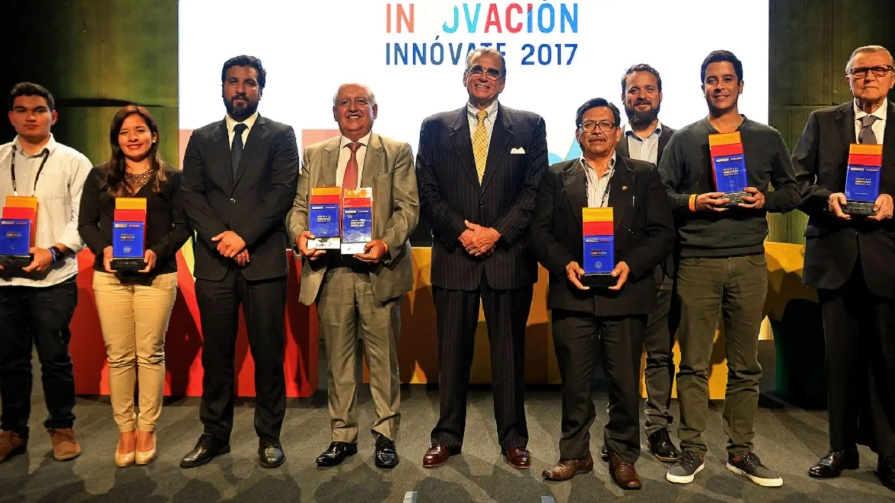 Ministro Olaechea en premio de innovación 2017. Foto: Cortesía.
