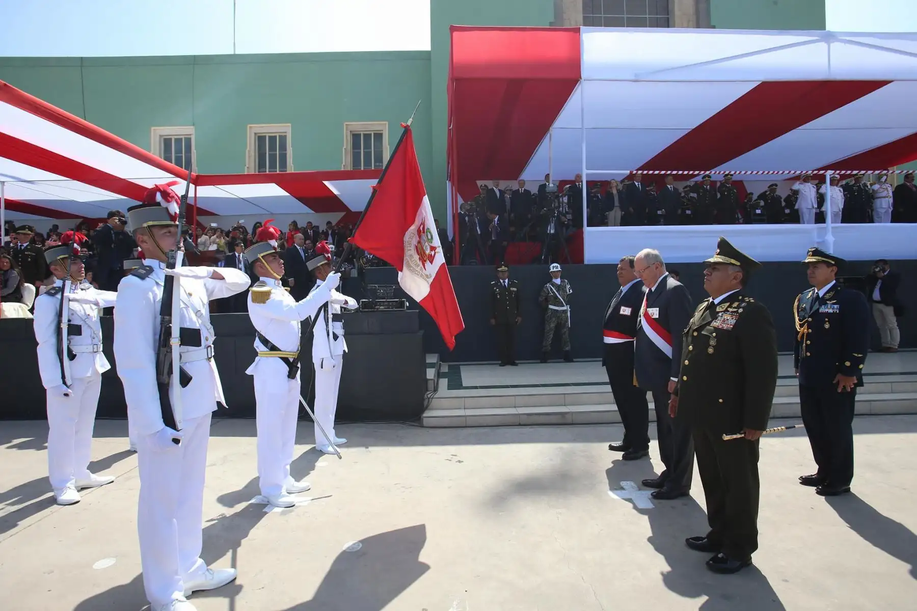 El presidente de la República, Pedro Pablo Kuczynski, asiste a la clausura del año académico de la Escuela de Oficiales del Ejército.Foto: ANDINA/ Prensa Presidencia