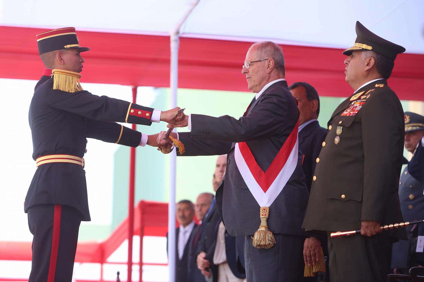 Jefe del Estado participó en la ceremonia de clausura del año académico de la Escuela de Oficiales del Ejército. ANDINA/Prensa Presidencia