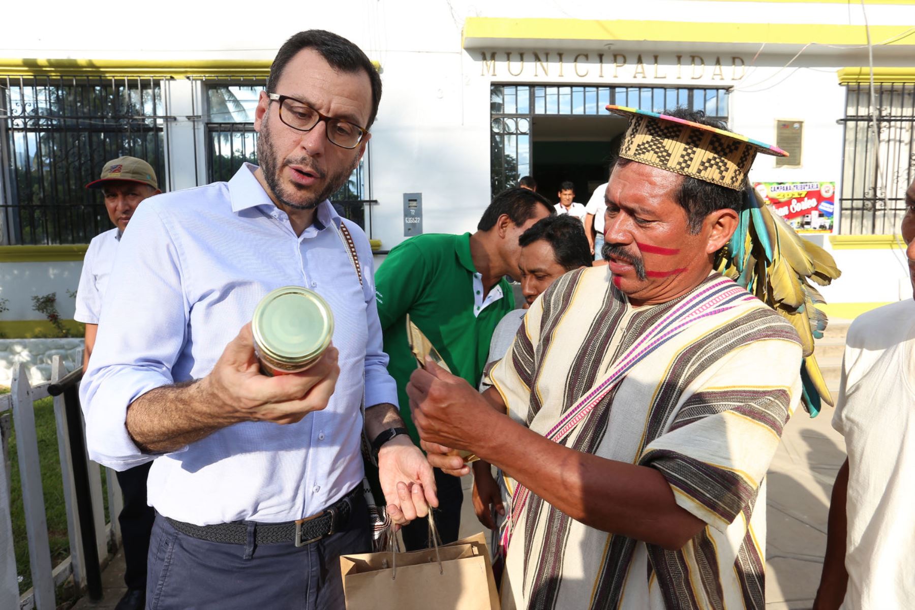Embajador de la Unión Europea, Diego Mellado, visita zonas del VRAEM donde se impulsan cultivos alternativos.
