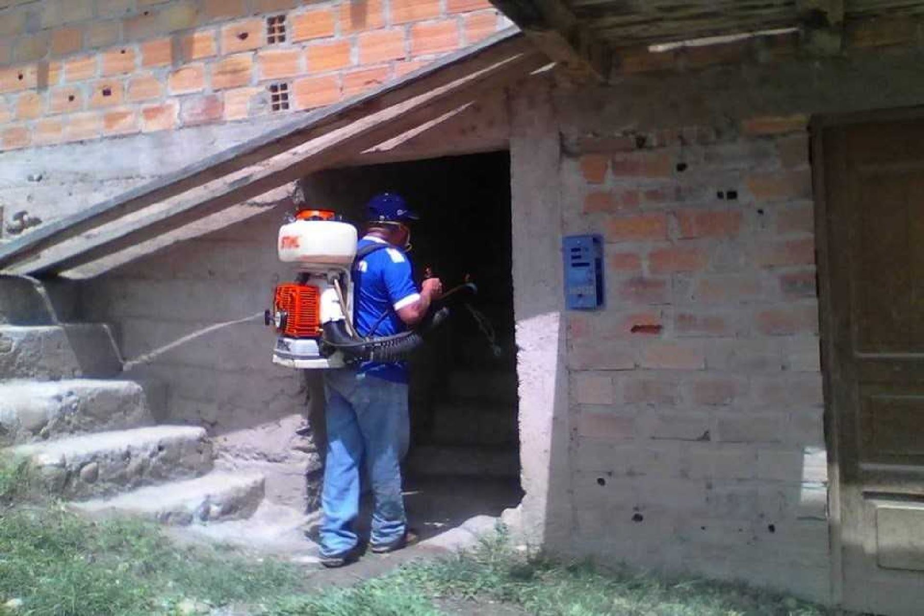 Fumigación se realizó casa por casa para prevenir proliferación del zancudo transmisor del dengue, zika y el chikingunya,